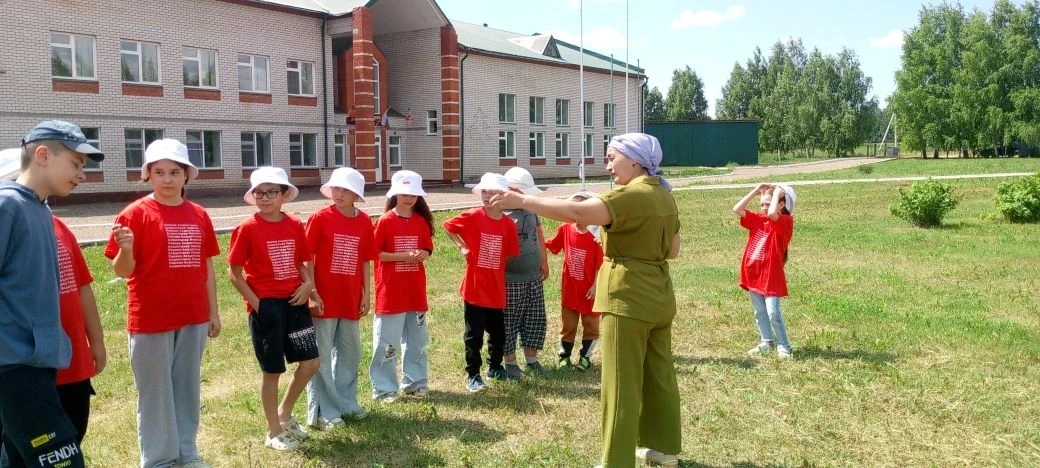 Буген лагеребызда ,,Волонтёрлар көне" узды. Шушы көн кысаларында, укучыларыбыз мәктәп яны тәҗрибә уч