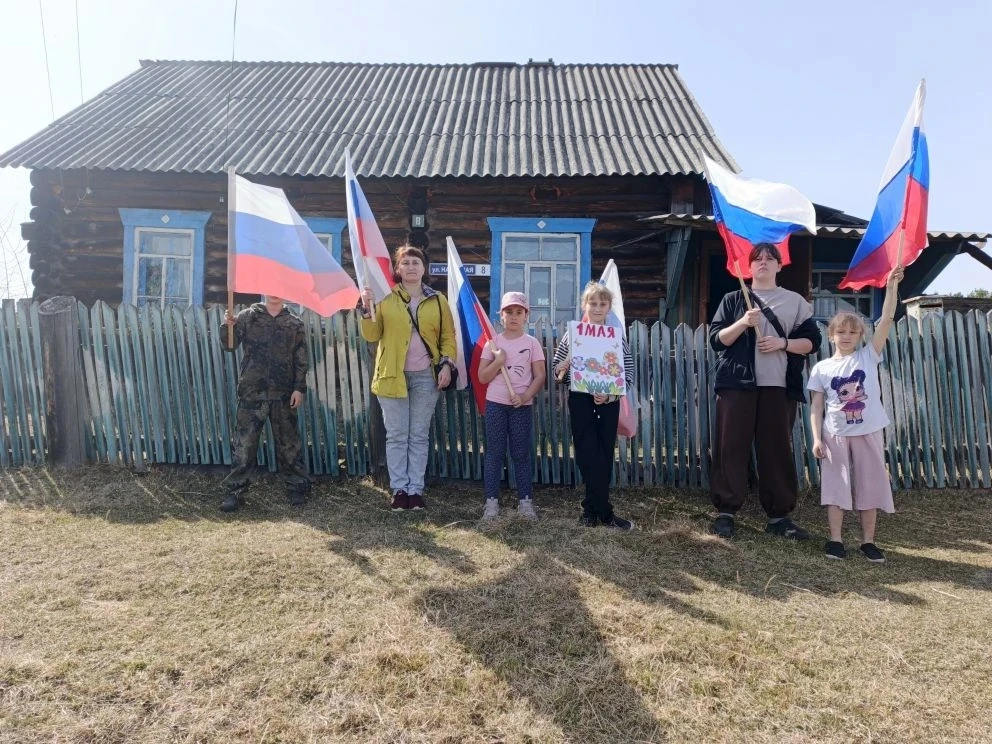 1 мая ребята из кружка декоративно-прикладного искусства  поздравили с праздником и вручили открытку