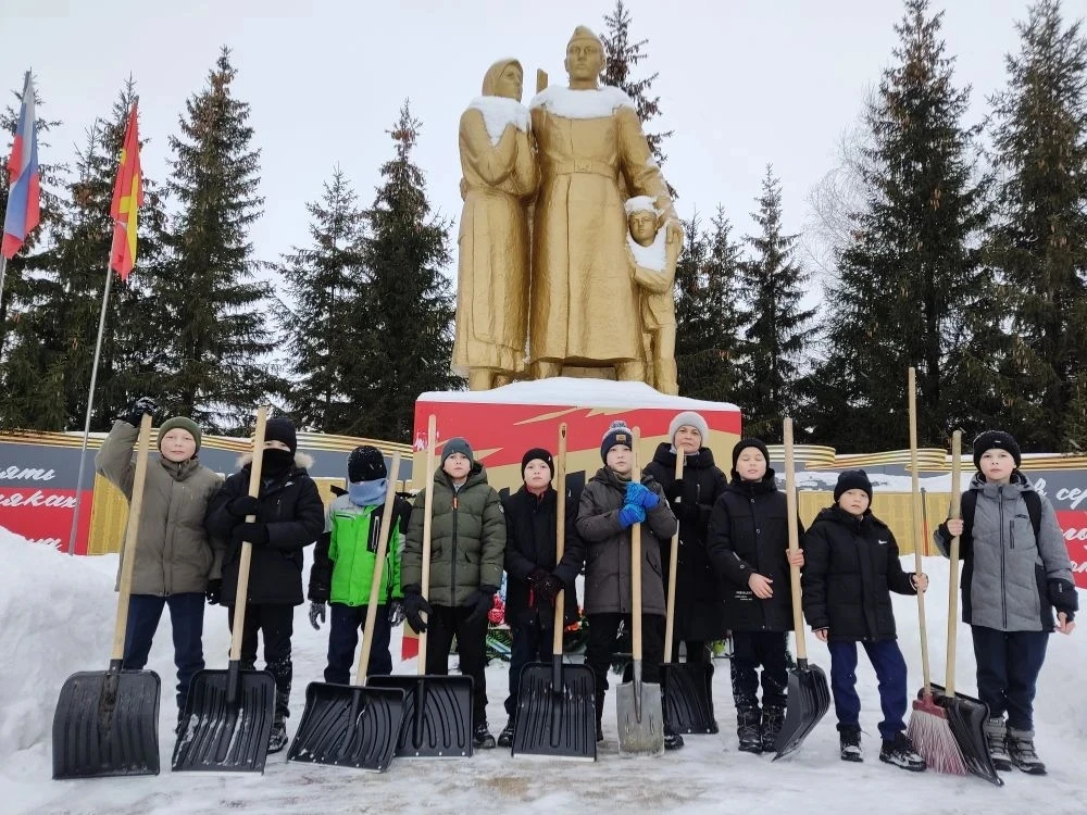 Группа учащихся 5-а класса отдали дань памяти воинам, павшим в Великой Отечественной во...