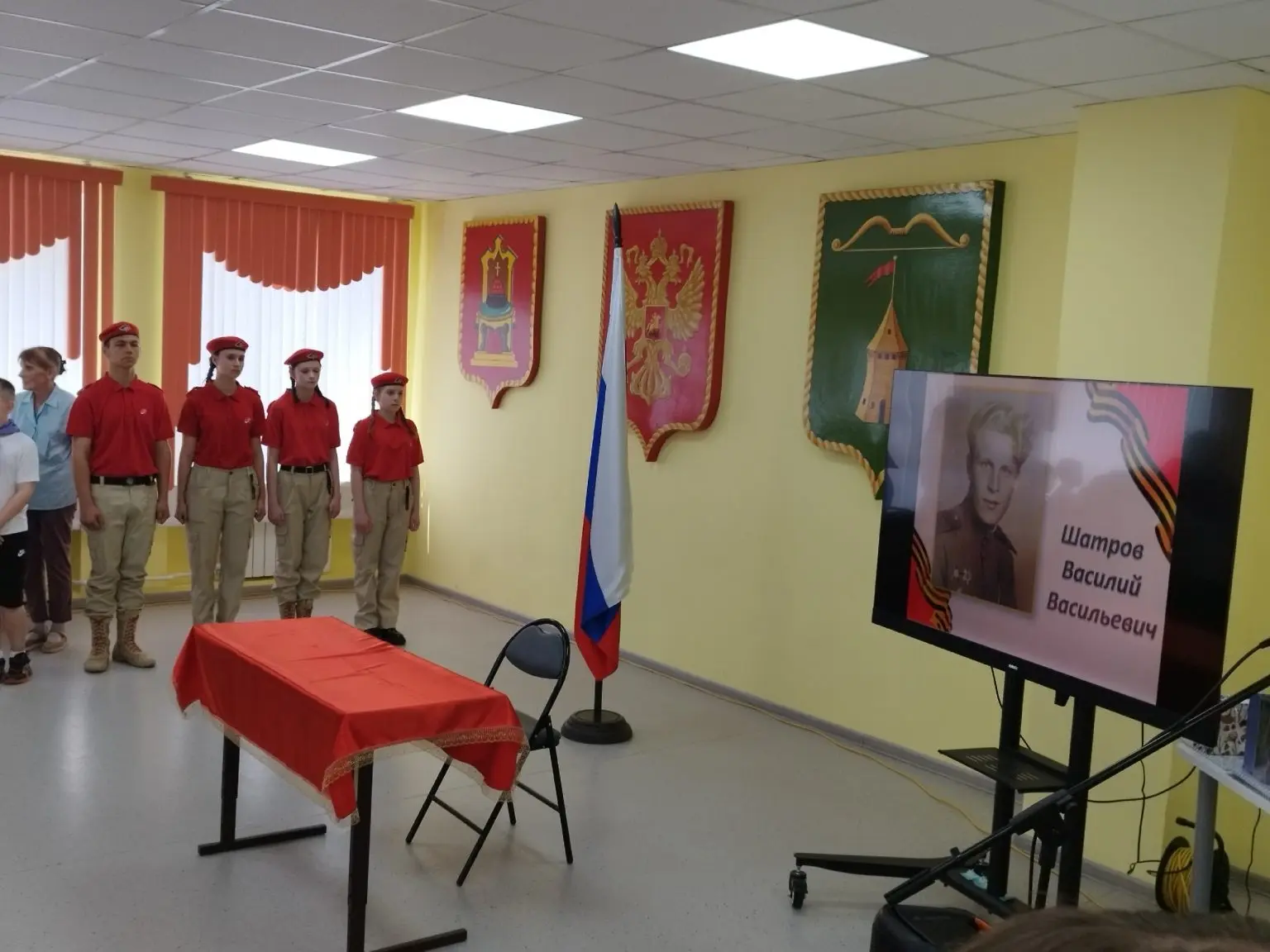 В средней школе №1 Торопца установили «Парту Героя» в честь ветерана Василия Шатрова. Шатров, участн