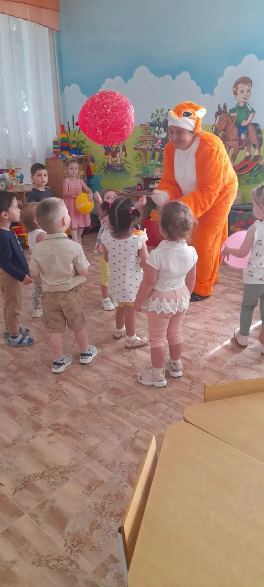 Лисичка и клоун в гостях у самых маленьких воспитанников 😀❤️
