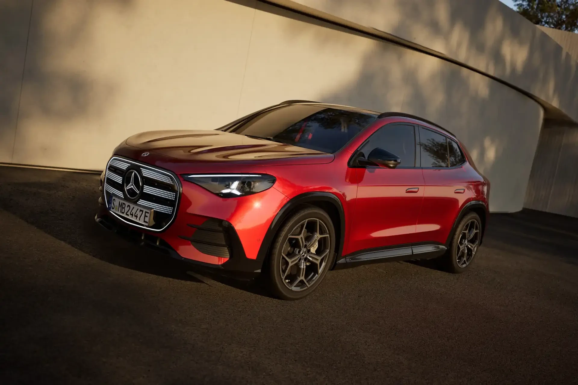 Представлено новое поколение Mercedes GLA 2027: кроссовер получил обновленный дизайн эк...