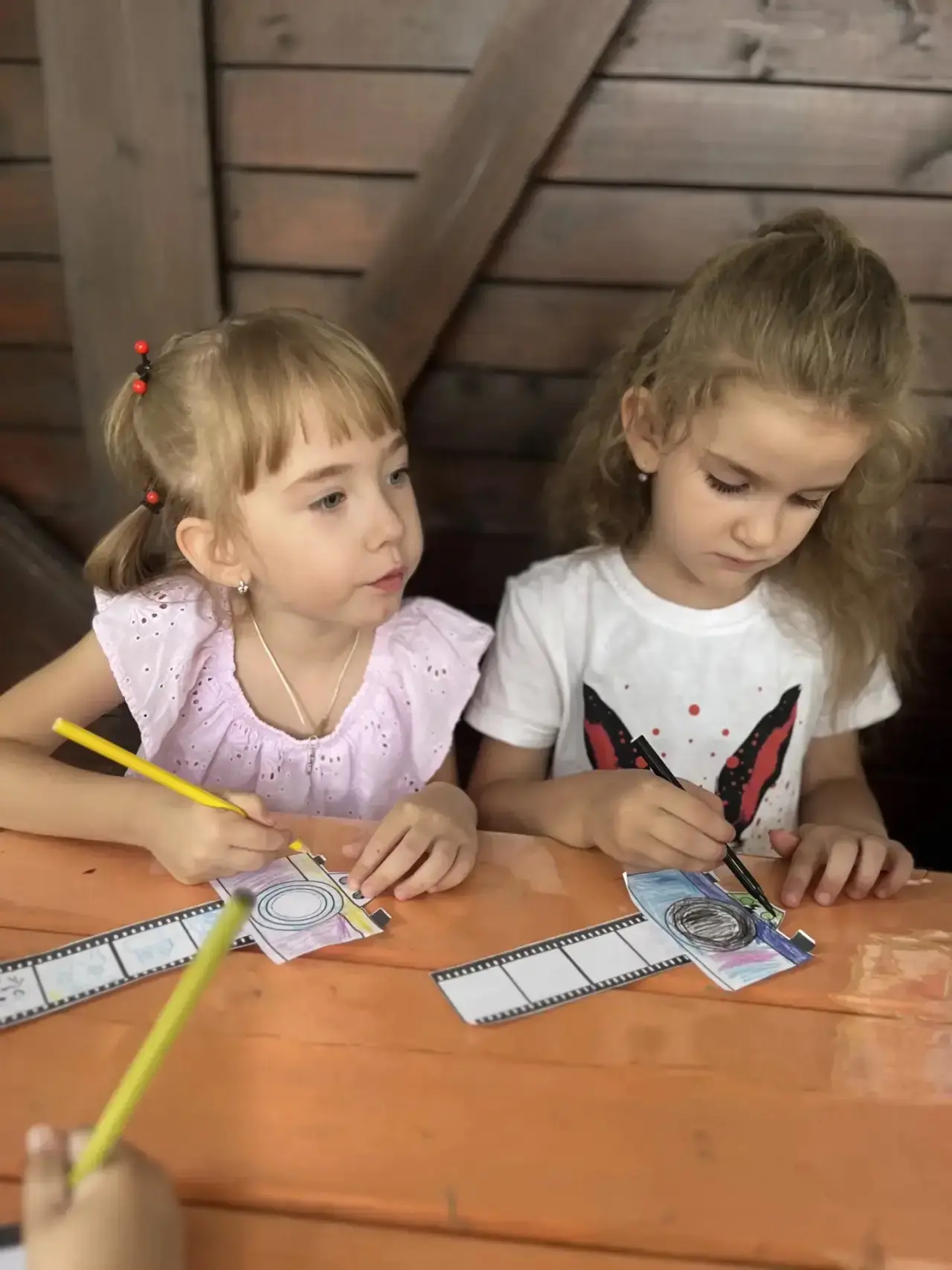 Лето глазами детей 👧👦🎞️

Лето детей средней группы «Клубнички» проходит через объектив детского в