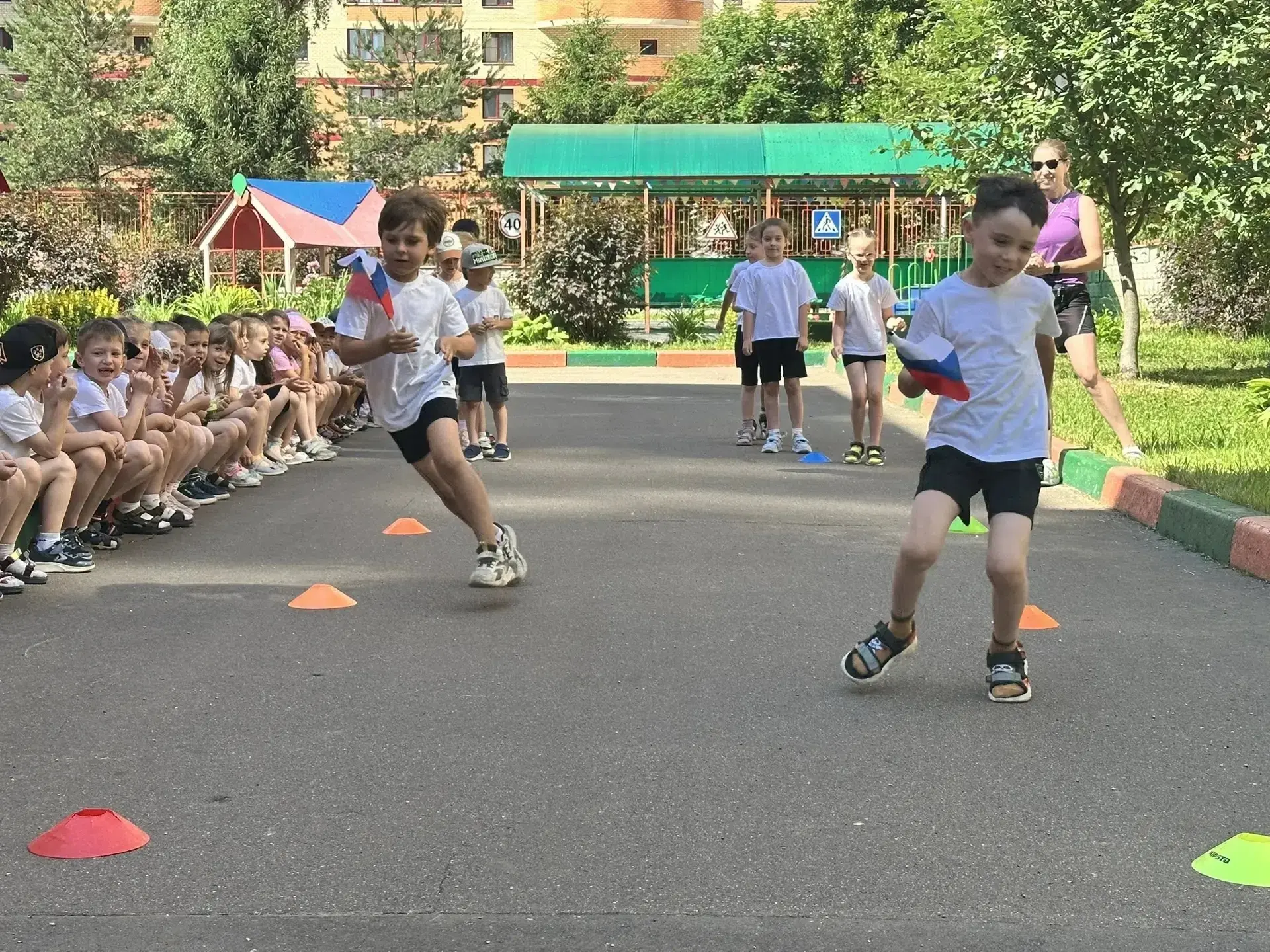 НАШИ #Праздники #ДошкольноеОтделение

🇷🇺 Дошколята поздравляют всех с Днём России!

Воспитанники г