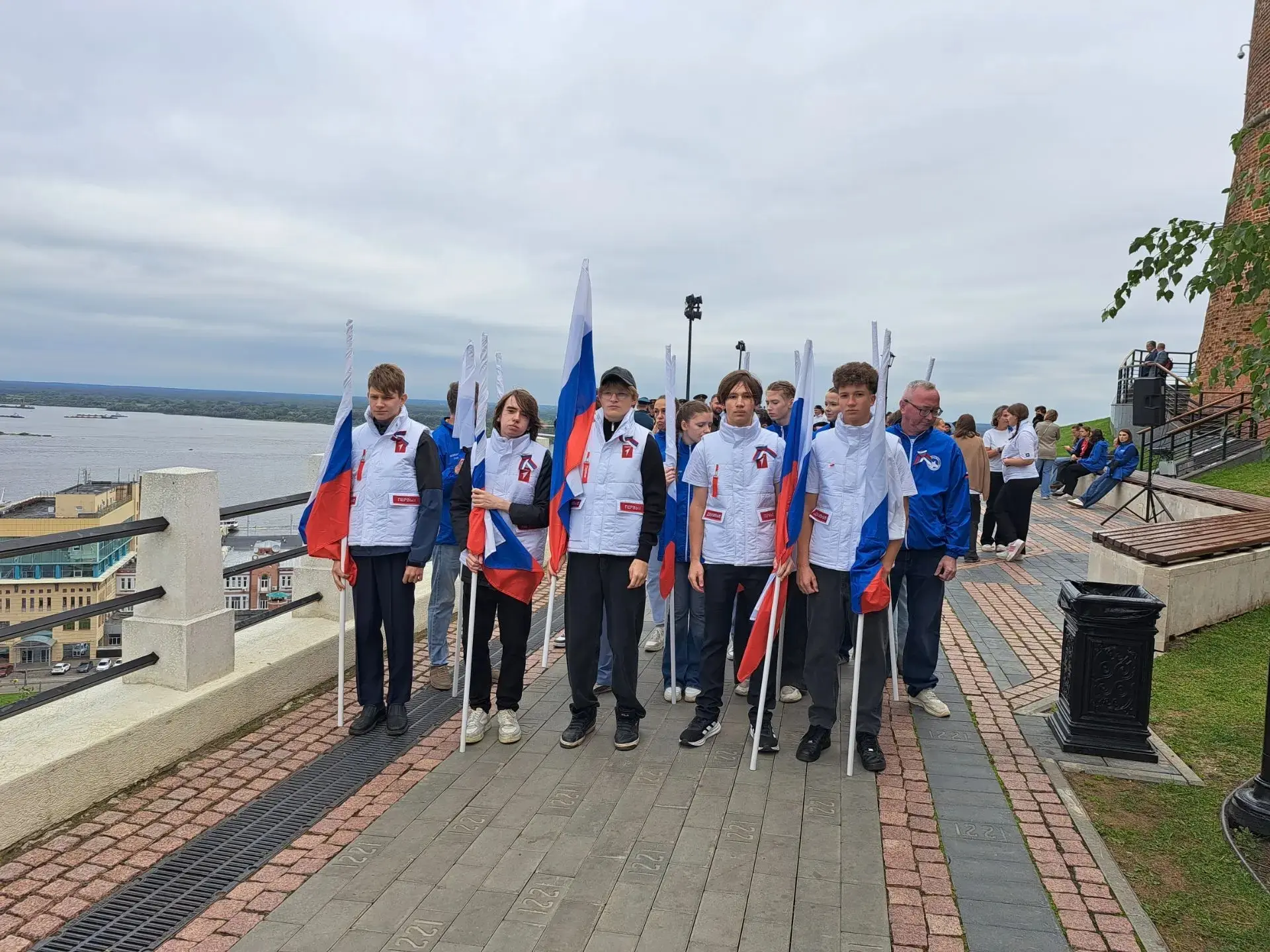 🤍💙❤ Гордость за Нижний! Масштабное шествие в честь флага России объединило весь город...