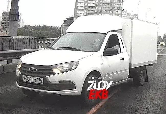 Вот такой водитель был замечен в выходные на Малышевском мосту. 

Прислать новость: админ