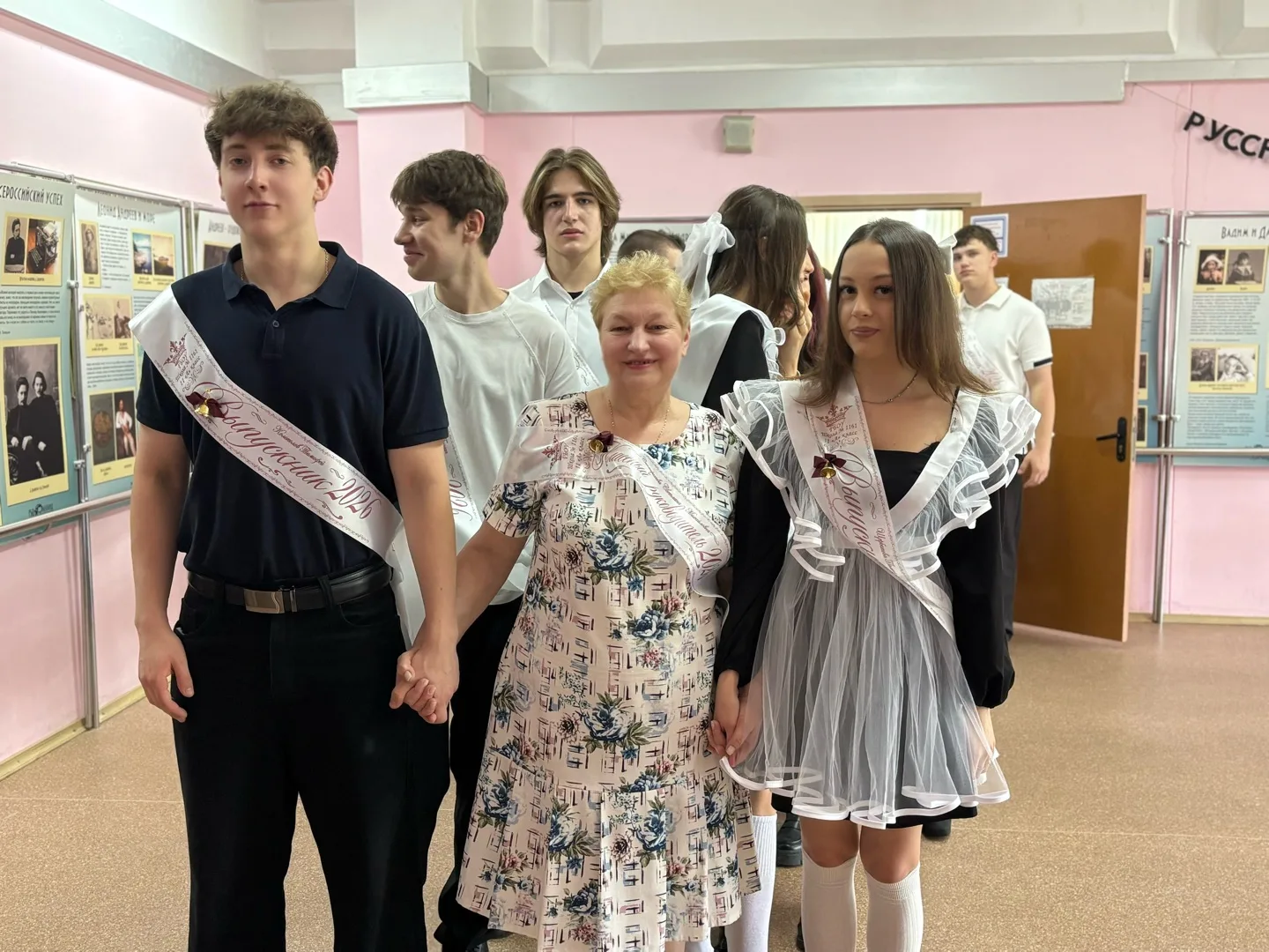 Тёплые моменты большой школьной семьи❣️  🎊Вчера в корпусе «Бунин» для 11 «А» класса прошёл «Живой ко