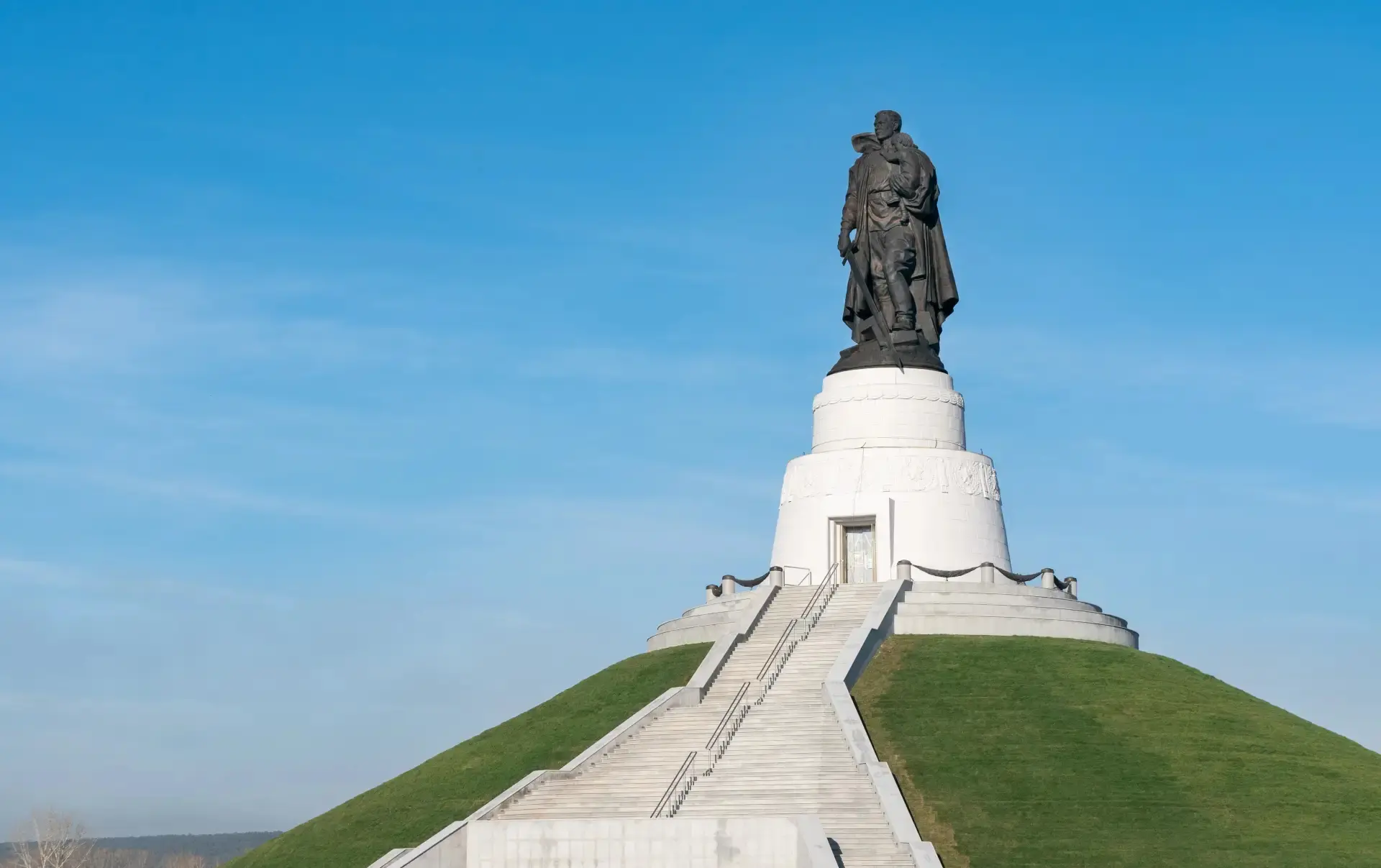 В Кемерове ко Дню Победы создали аудиоэкскурсию по Мемориалу Воину-Освободителю