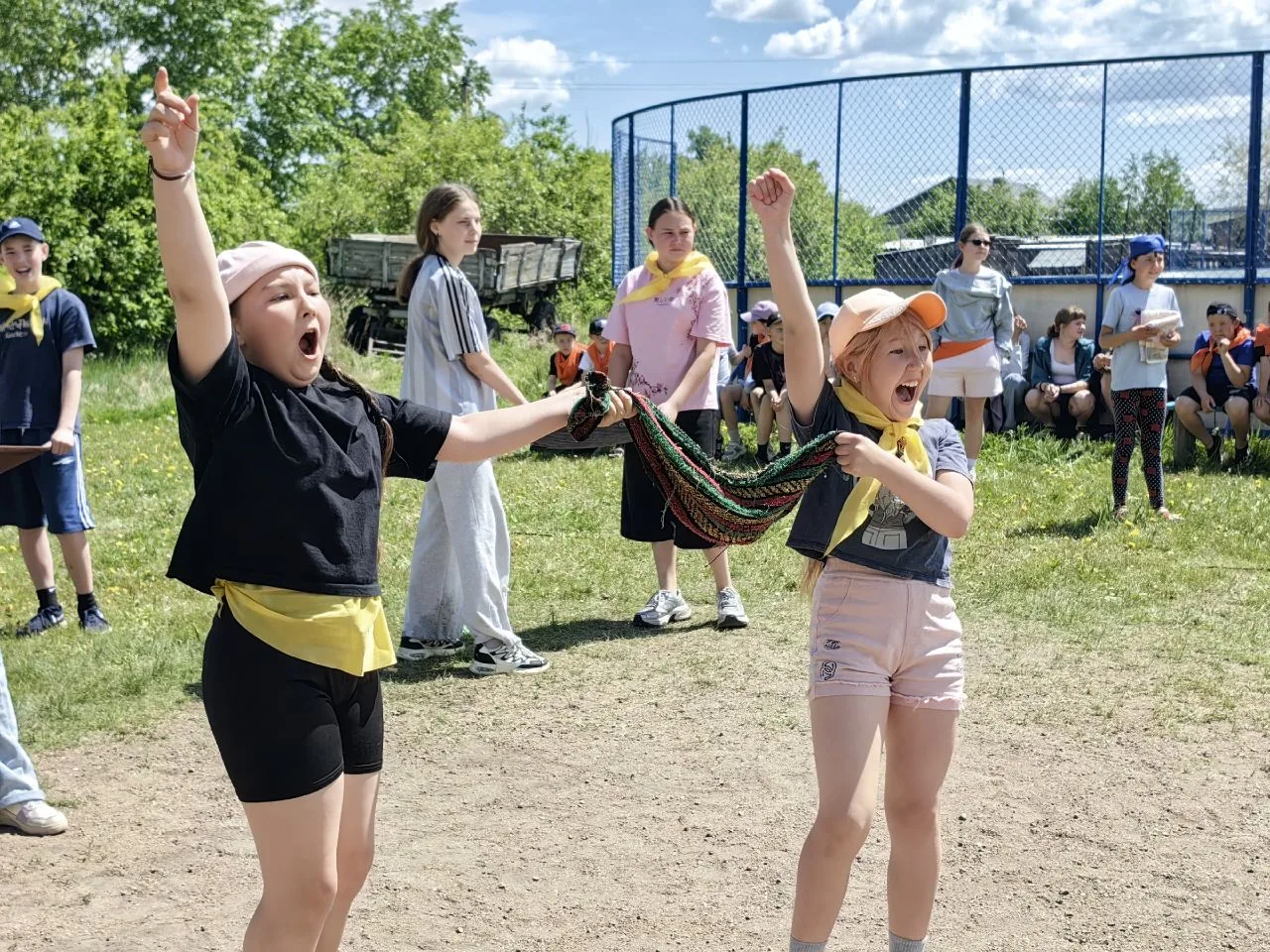 Лето, солнце, визг и миллион брызг! 💦🏐 Именно так сегодня прошел наш день в пришкольном лагере.

М