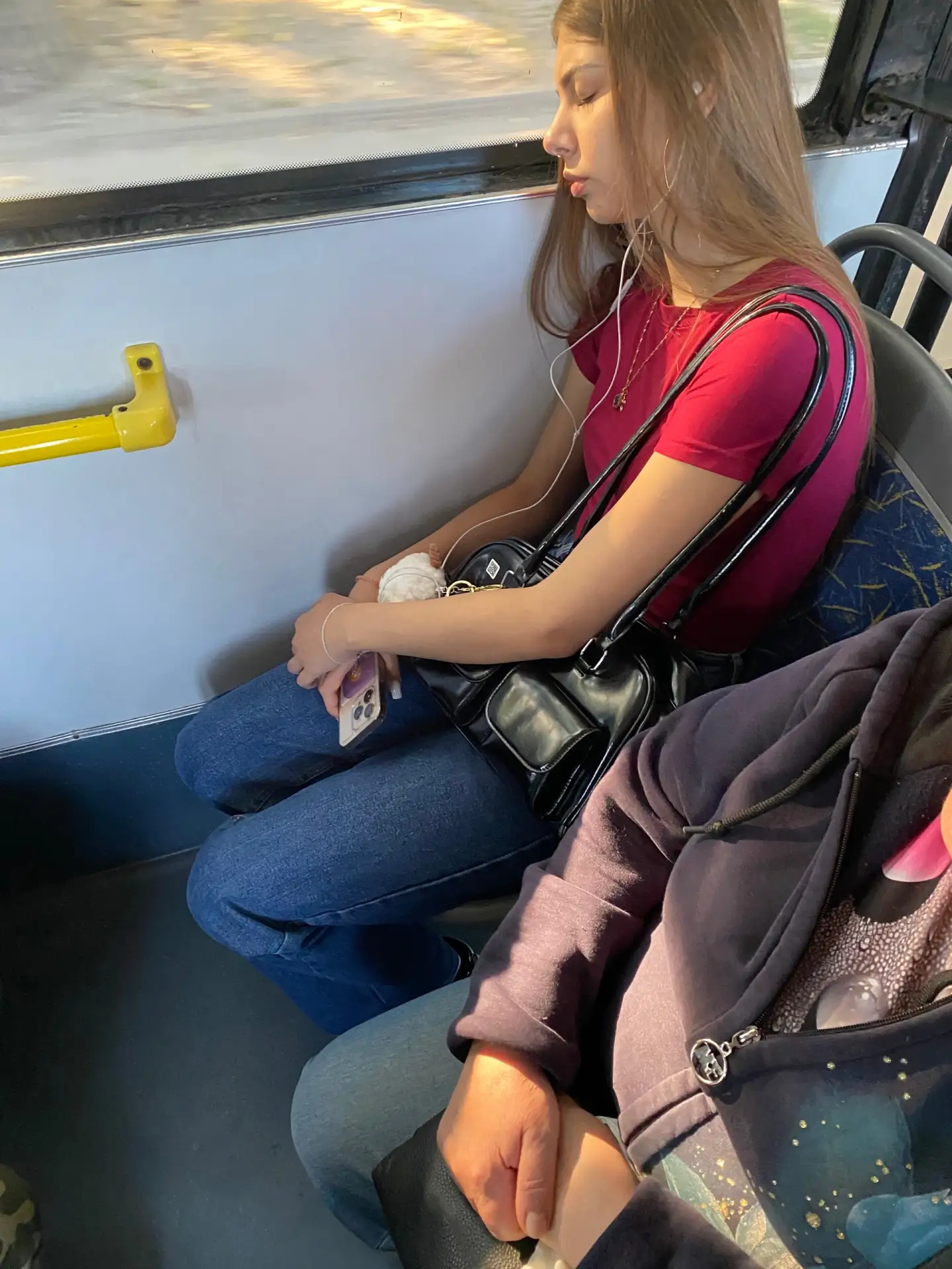 Девушка, которая ехала в 43 автобусе в 8 утра, если ты тут есть, отпишись пожалуйста, н...