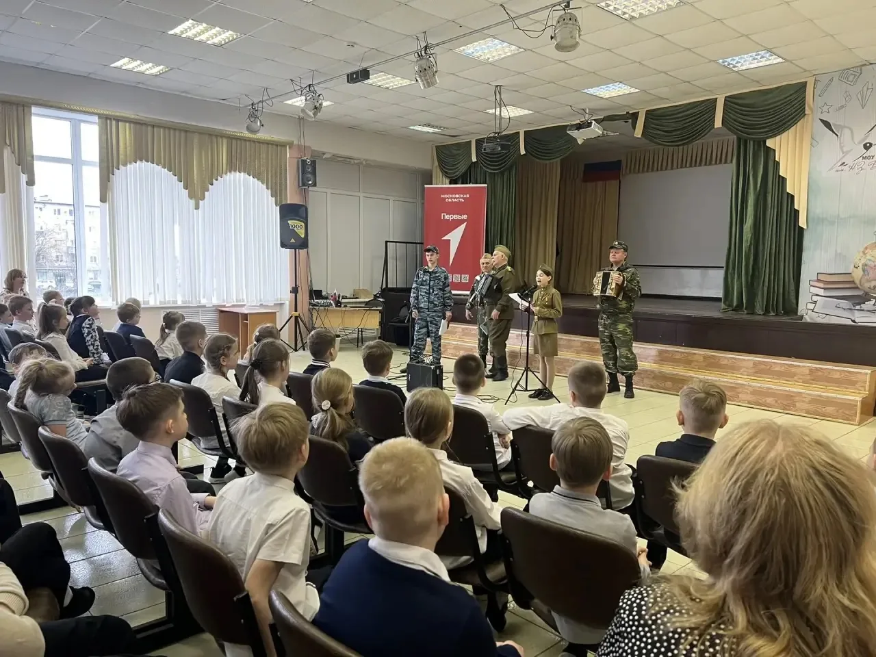 🎶«ГОЛОС ПОБЕДЫ»🪗  ❤️В нашей школе для учащихся младших классов состоялся урок солдатской песни. Меро