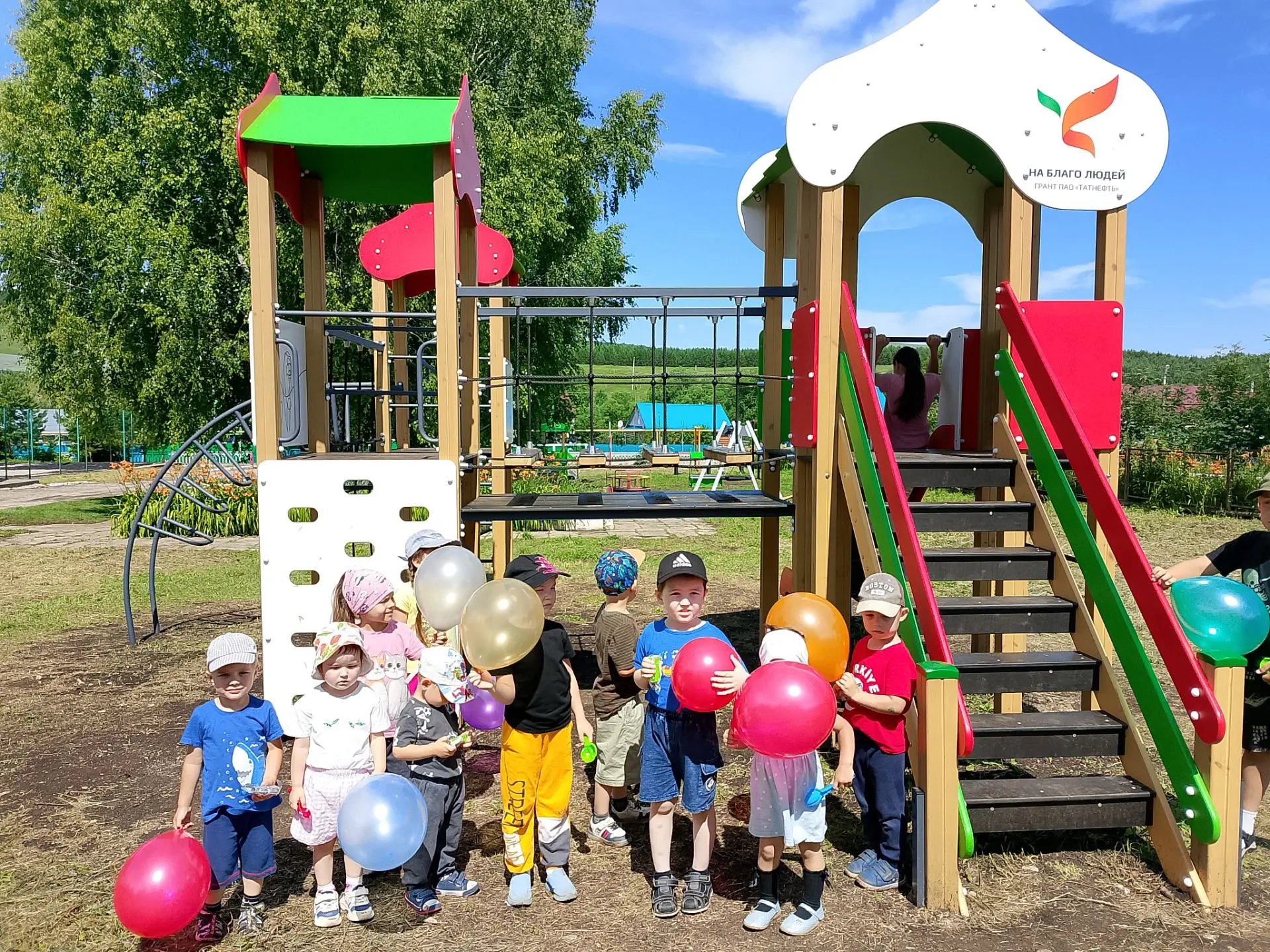 Летняя пора для детей самое прекрасное время года.