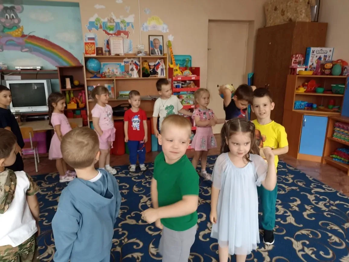Дети средней группы с энтузиазмом играли  в игры с мячом, передавали друг другу над гол...