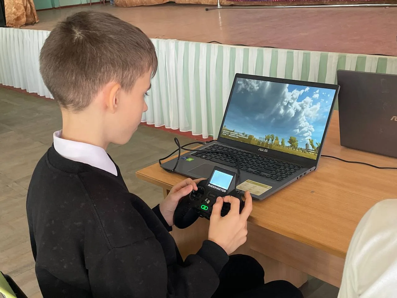 🎮Мастер-класс по управлению дронами в кадетском 5В классе  ✨В МБОУ г.Керчи РК "Школа №23 им. Героя С