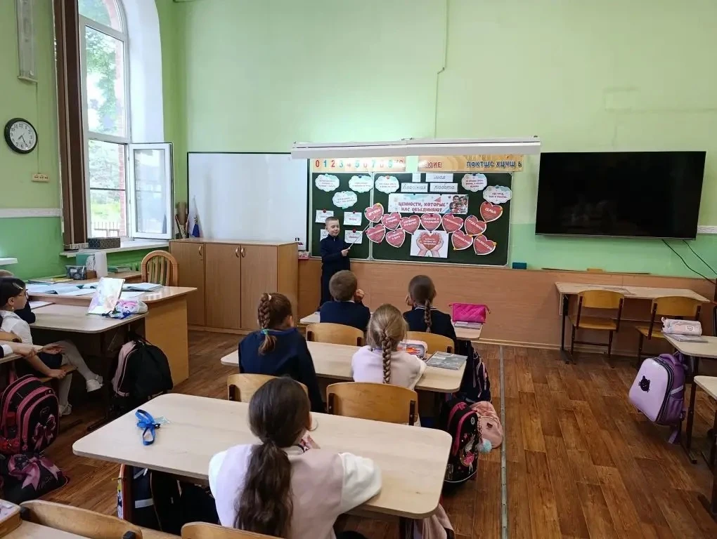 В 1 «А» классе состоялось внеурочное занятие из цикла «Разговоры о важном».  Темой урока стали «Ценн