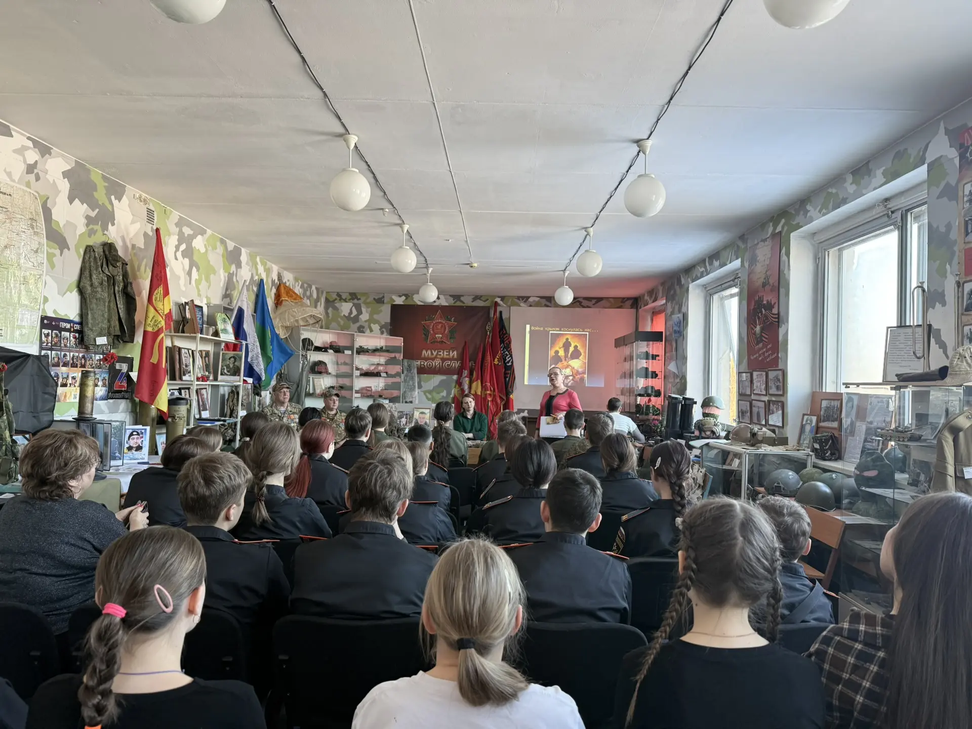 Накануне Дня защитника Отечества в музее Боевой Славы прошла классная встреча «Война кр...