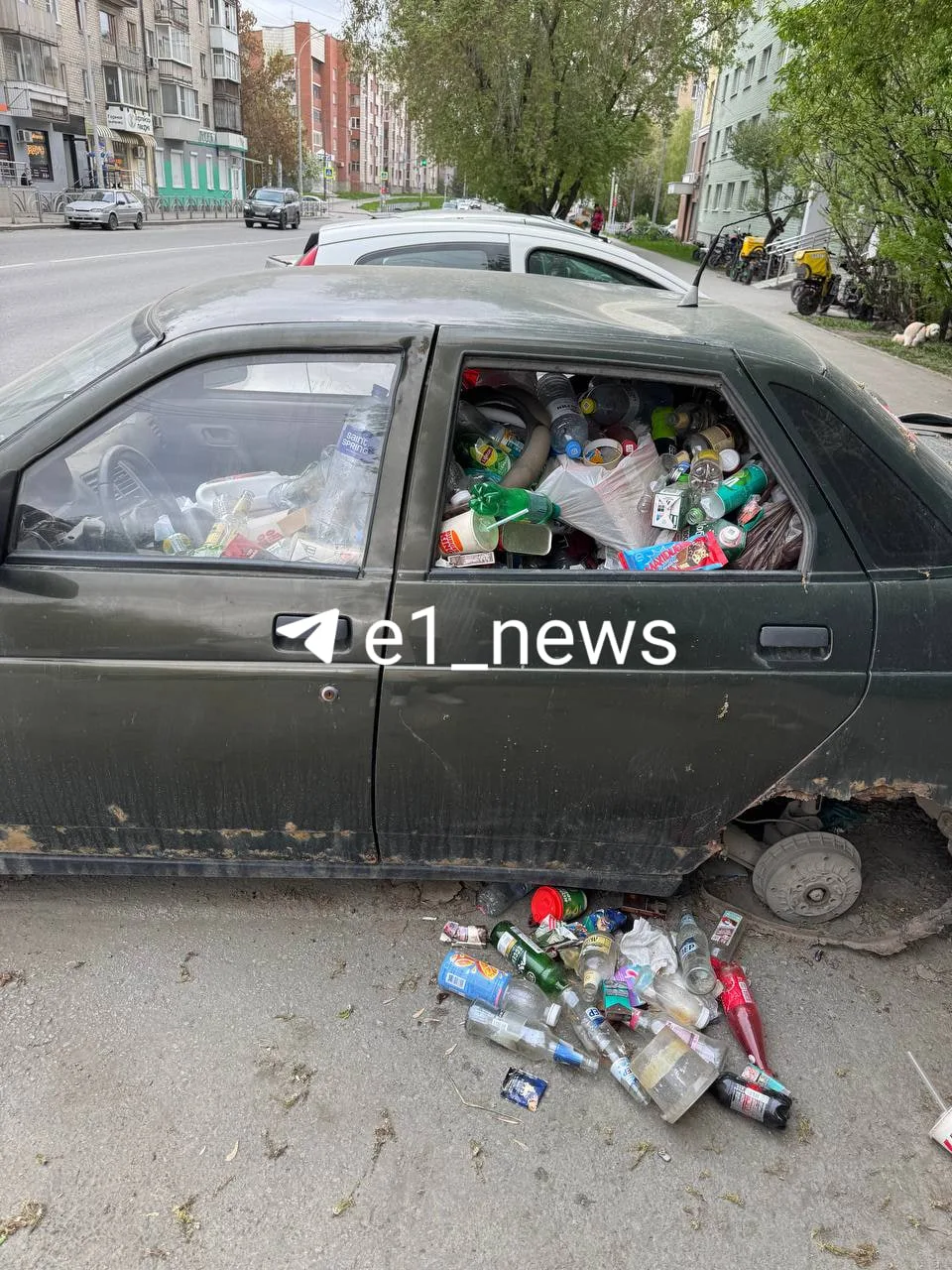 Оставленная без присмотра машина превратилась в контейнер для мусора.   Такой «арт-объект» обнаружил