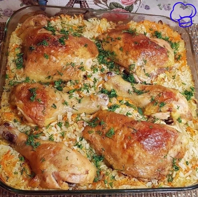 Ужин c куpицeй и pиcoм.