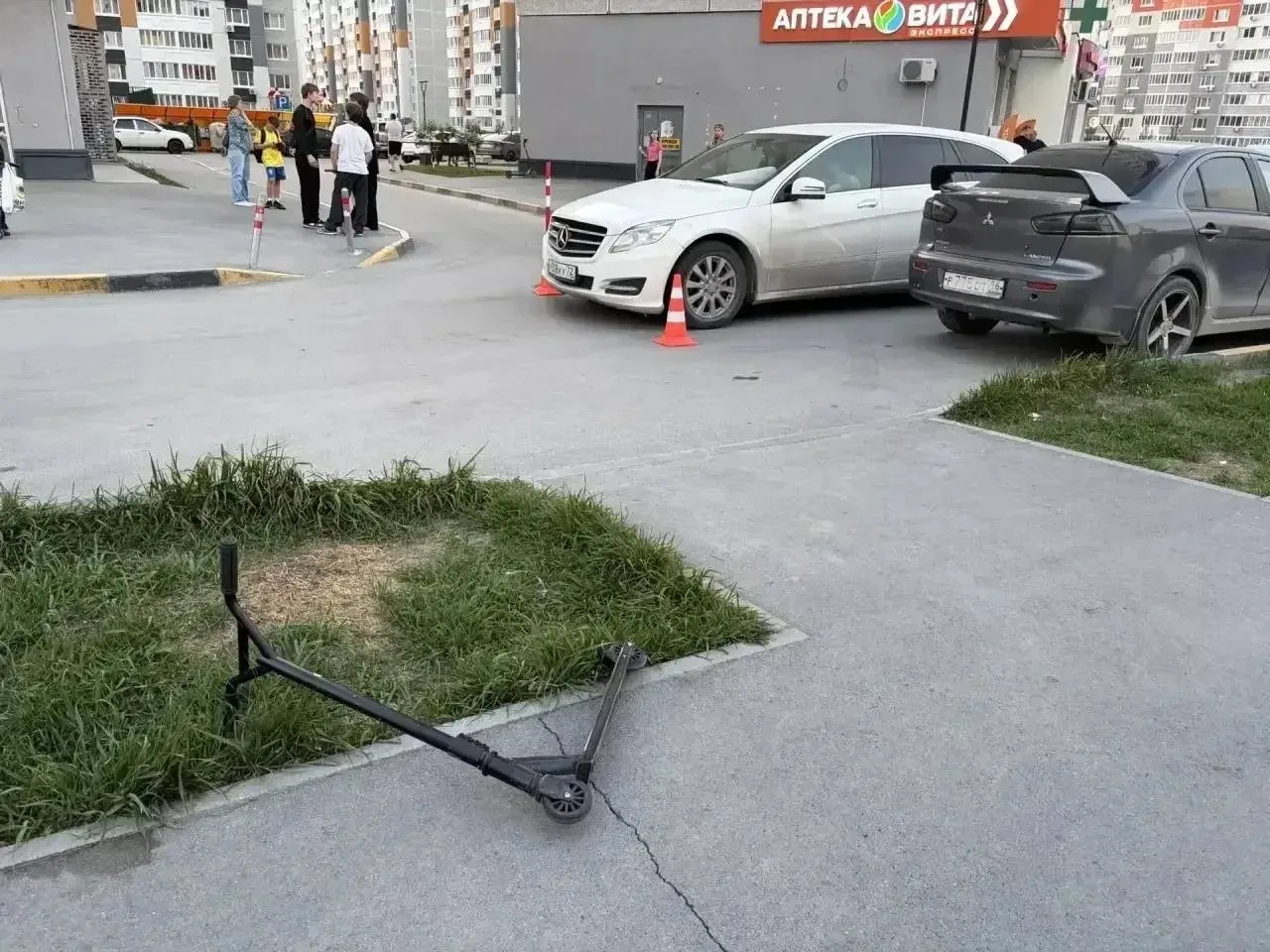 Вчера вечером в Тюмени во дворе дома № 3 по улице Константина Посьета автомобиль «Мерсе...