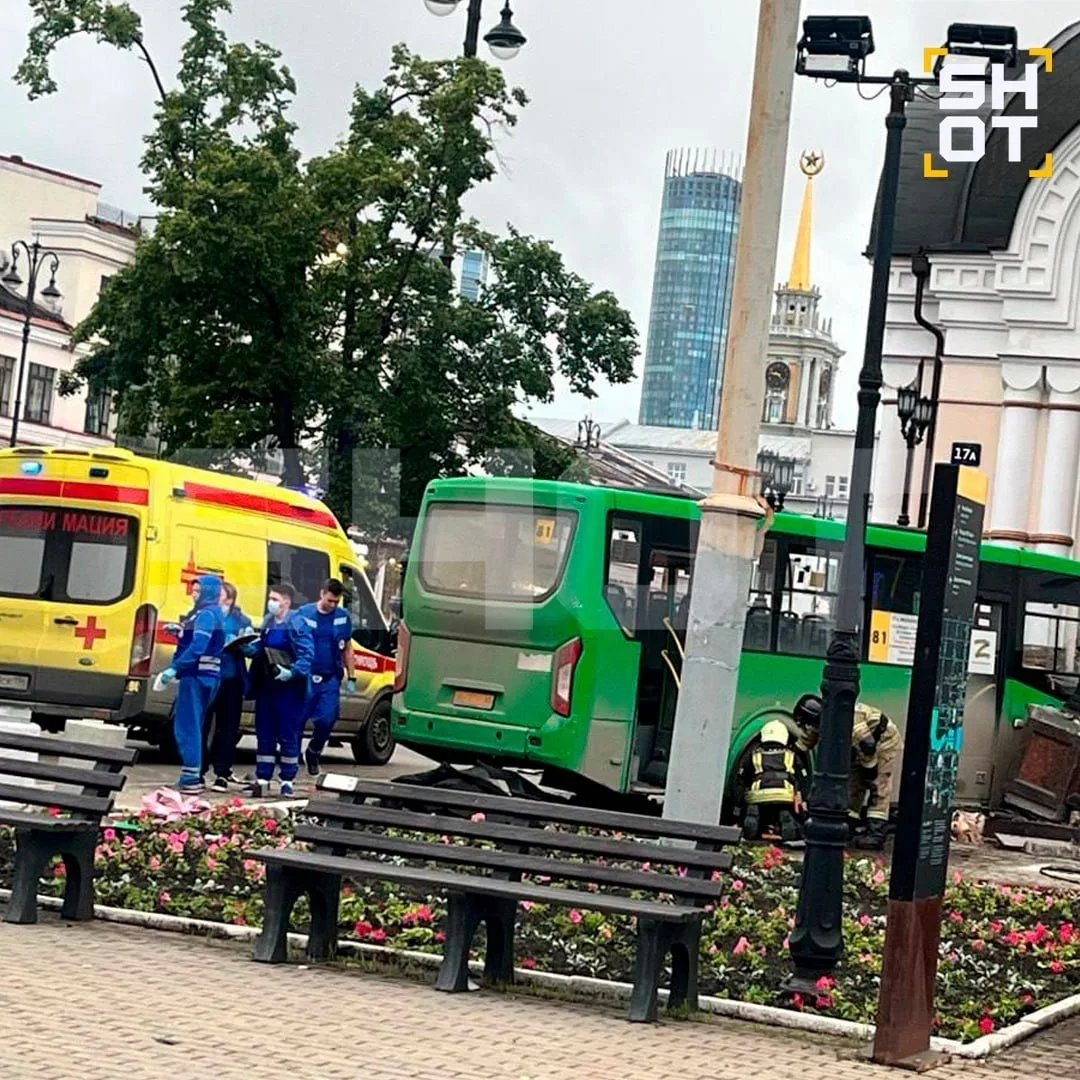 ➕ В центре Екатеринбурга пассажирский автобус маршрута № 81 врезался в толпу на тротуар...