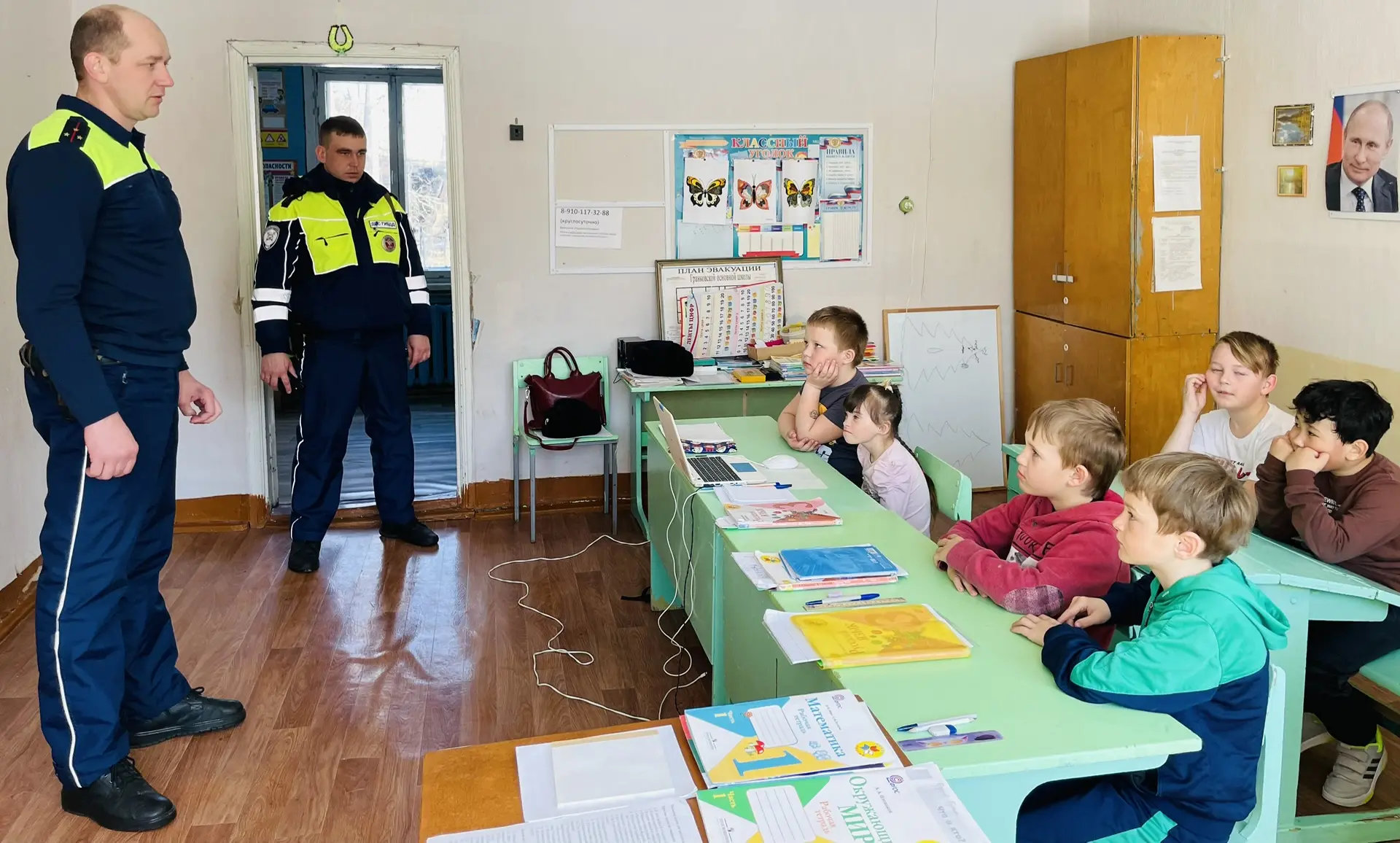 🚦🚔В нашей школе состоялась встреча с инспекторами ДПС группы ДПС Госавтоинспекции МО ...