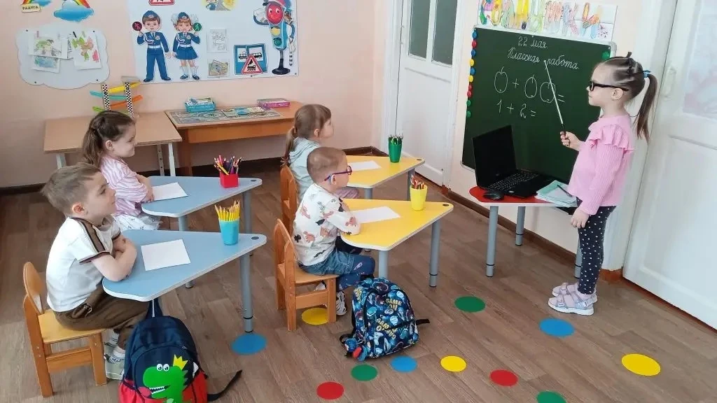 📒📏✂️🖋Малыши из группы «Солнышки»  отправились в школу на школьном автобусе. У входа ...