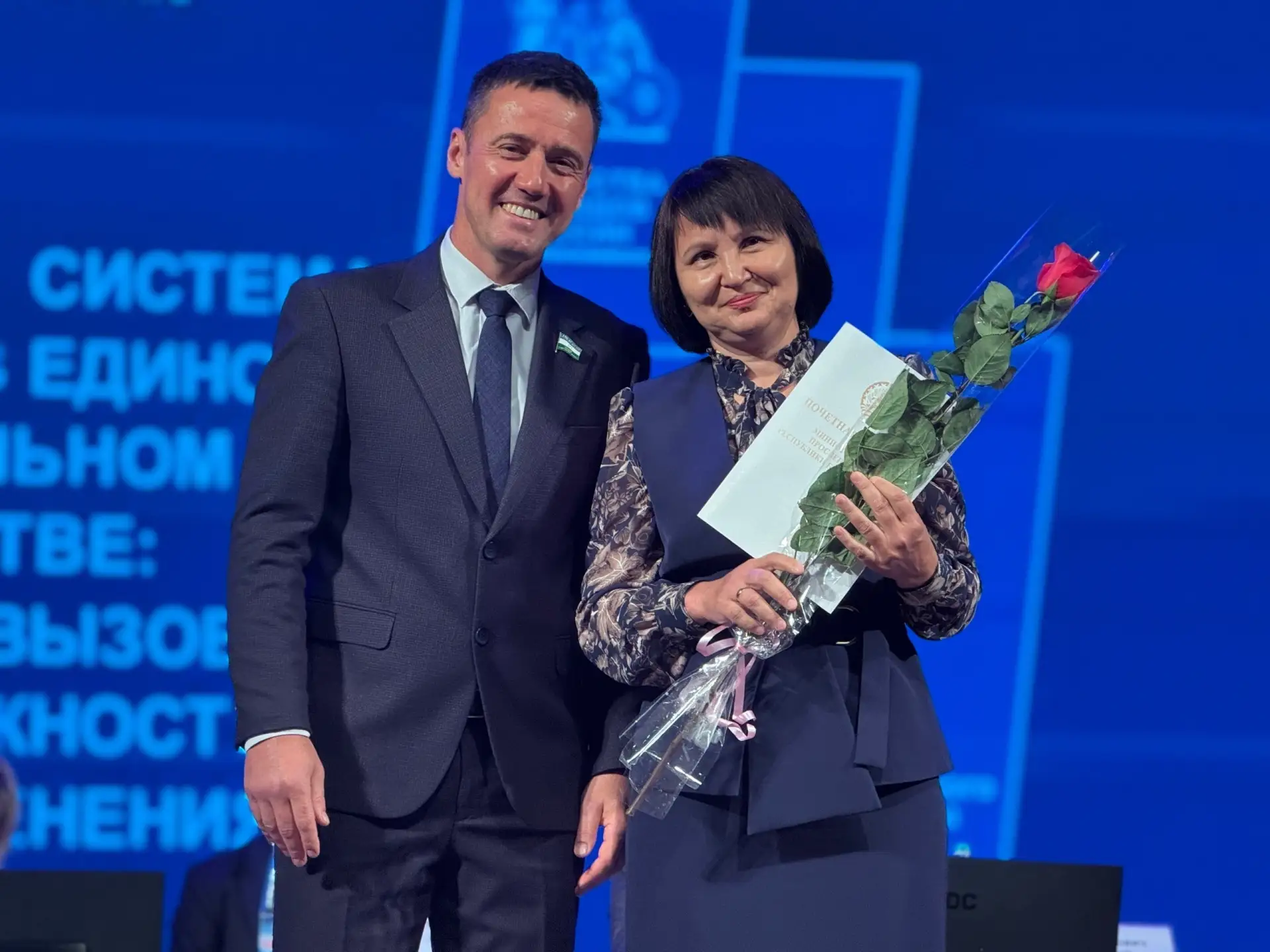 🏆 Заслуженное признание: педагоги школы №8 отмечены наградами на августовской конференции