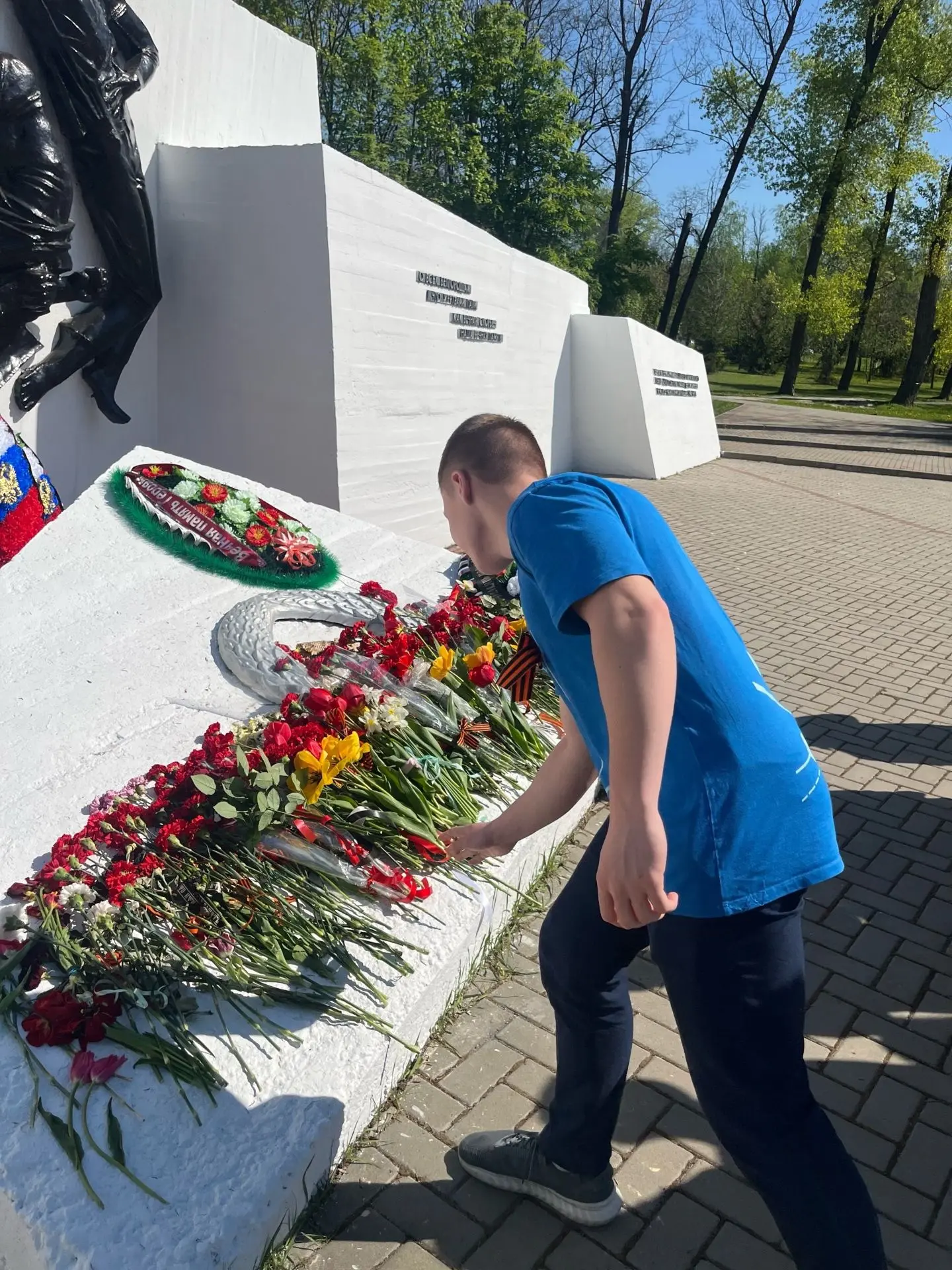 Ученики 10А класса приняли участие в возложении цветов к памятному знаку жертвам фашизма в парке Пам