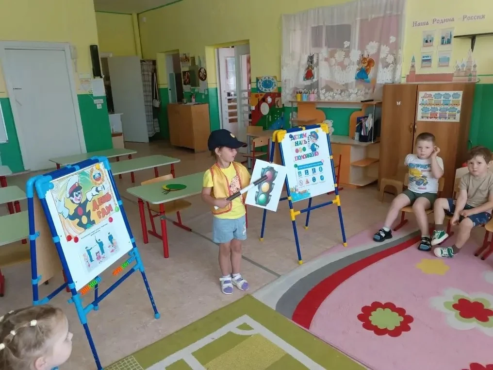 Сегодня в группах «Буратино» и «Ветерок» прошел «День ГИБДД». Это отличный способ в игровой форме за