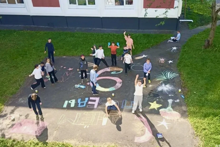 🎨 «Спасибо за Победу!» — школьная площадка превратилась в большую открытку для ветеранов    Ученики 