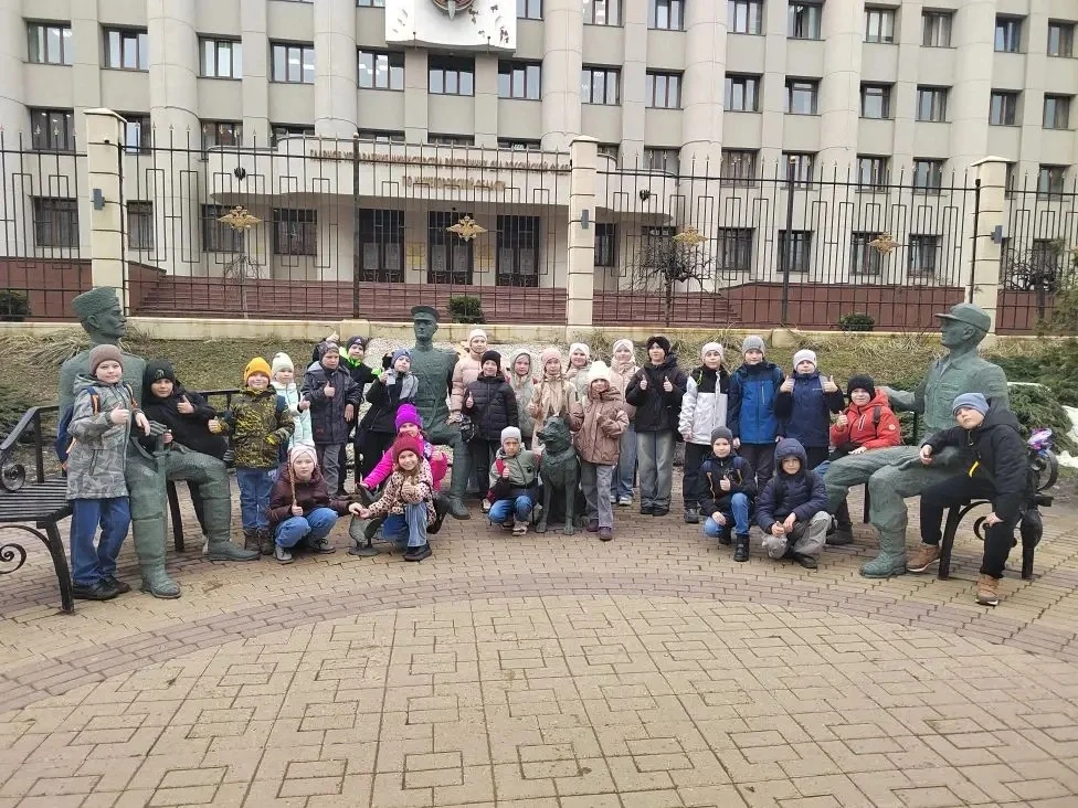 🎭 В ГОСТИ В ТЕАТР ЮНОГО ЗРИТЕЛЯ! 🎭  📍3 апреля ученики 3-х и 5 "А" класса   отправились в Театр юного