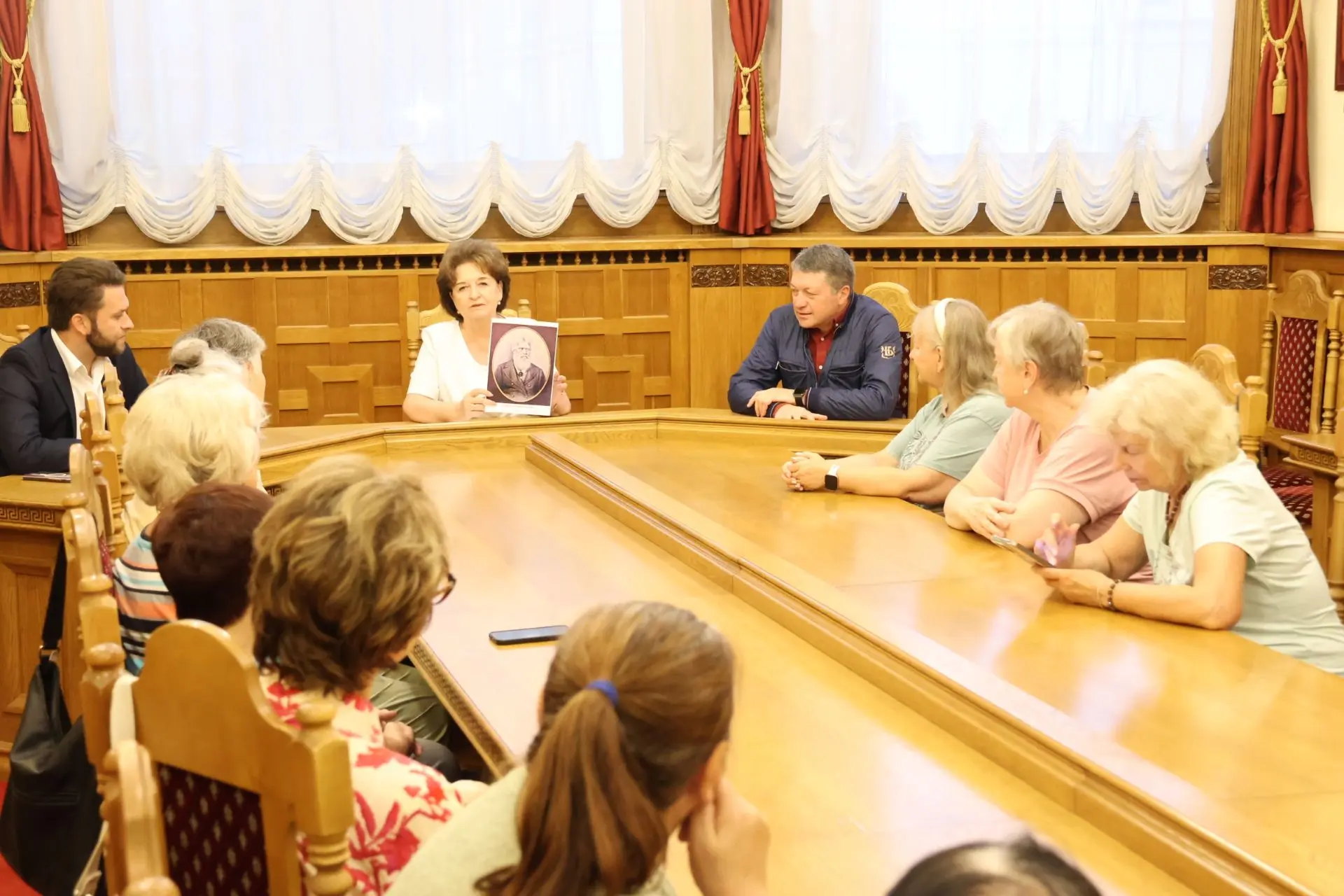 Активисты партийного проекта «Старшее поколение» побывали в Ивановской областной Думе

Экскурсию для