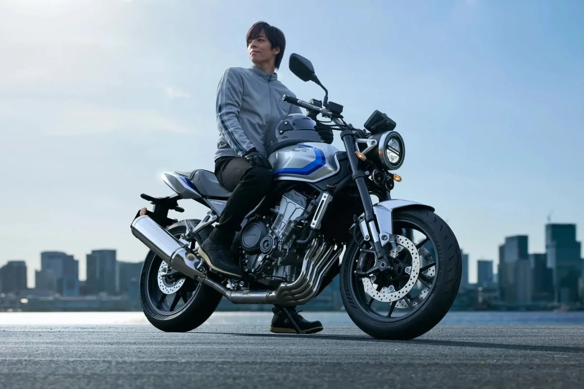 Мотоцикл Honda CB400 Super Four E-Clutch поступил в продажу