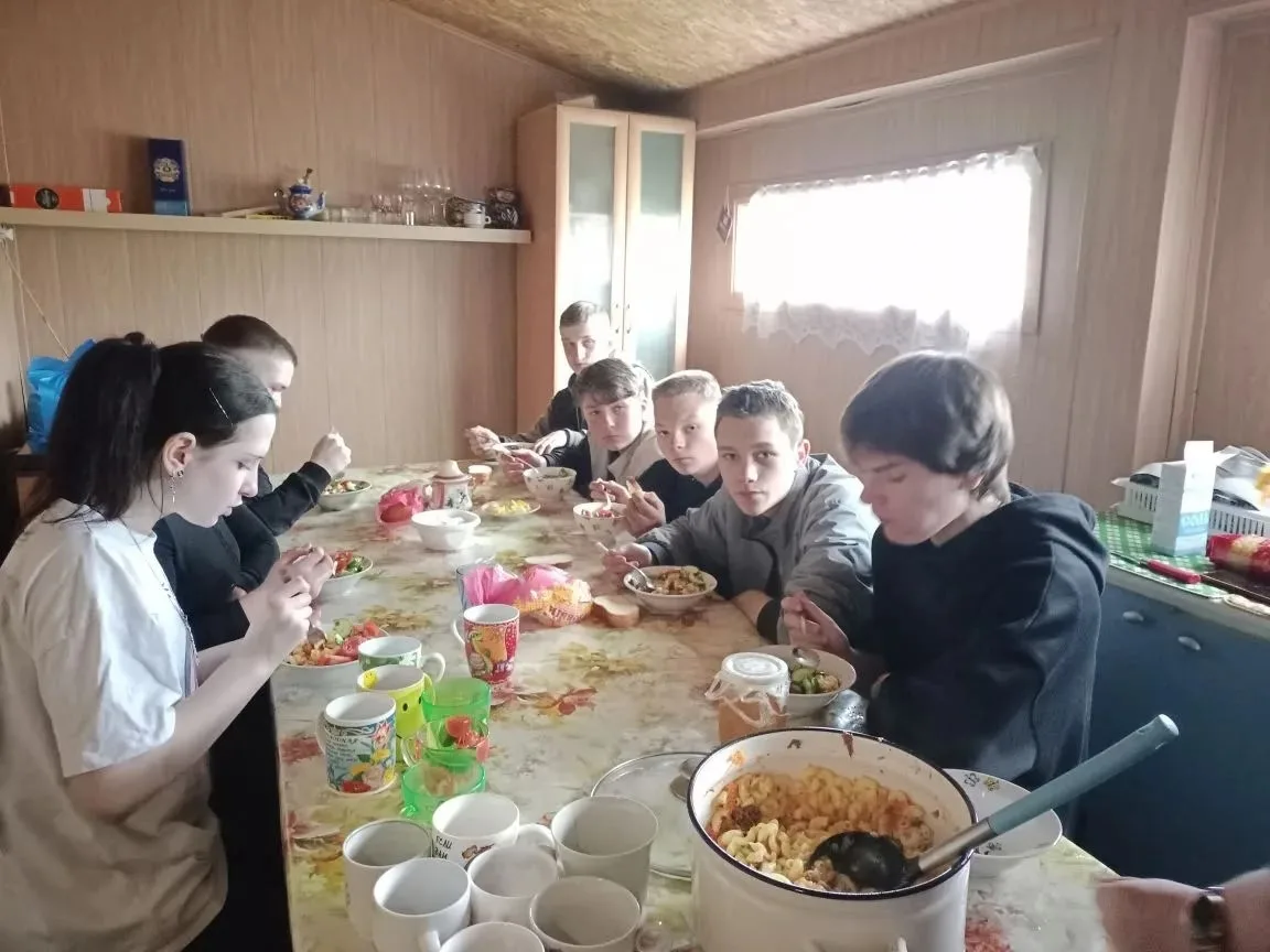 Сегодня учащиеся 9 «Б» класса совместно с классным руководителем Илларионовой Т. В. при...