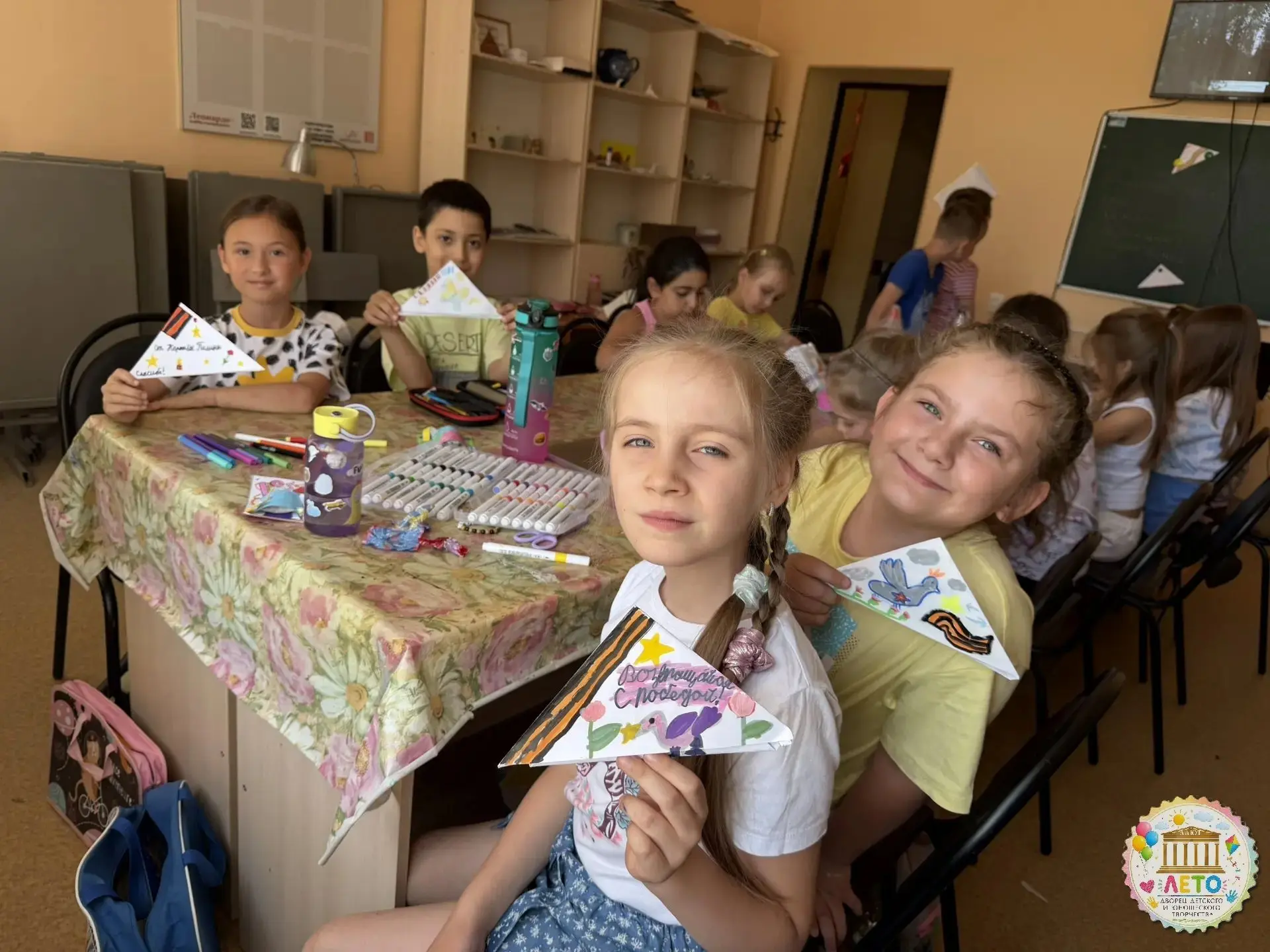 ☀️ Новый день — новые открытия на площадке «Летний калейдоскоп»!

🏃‍♂️ Утренняя разминка.
Встречаем