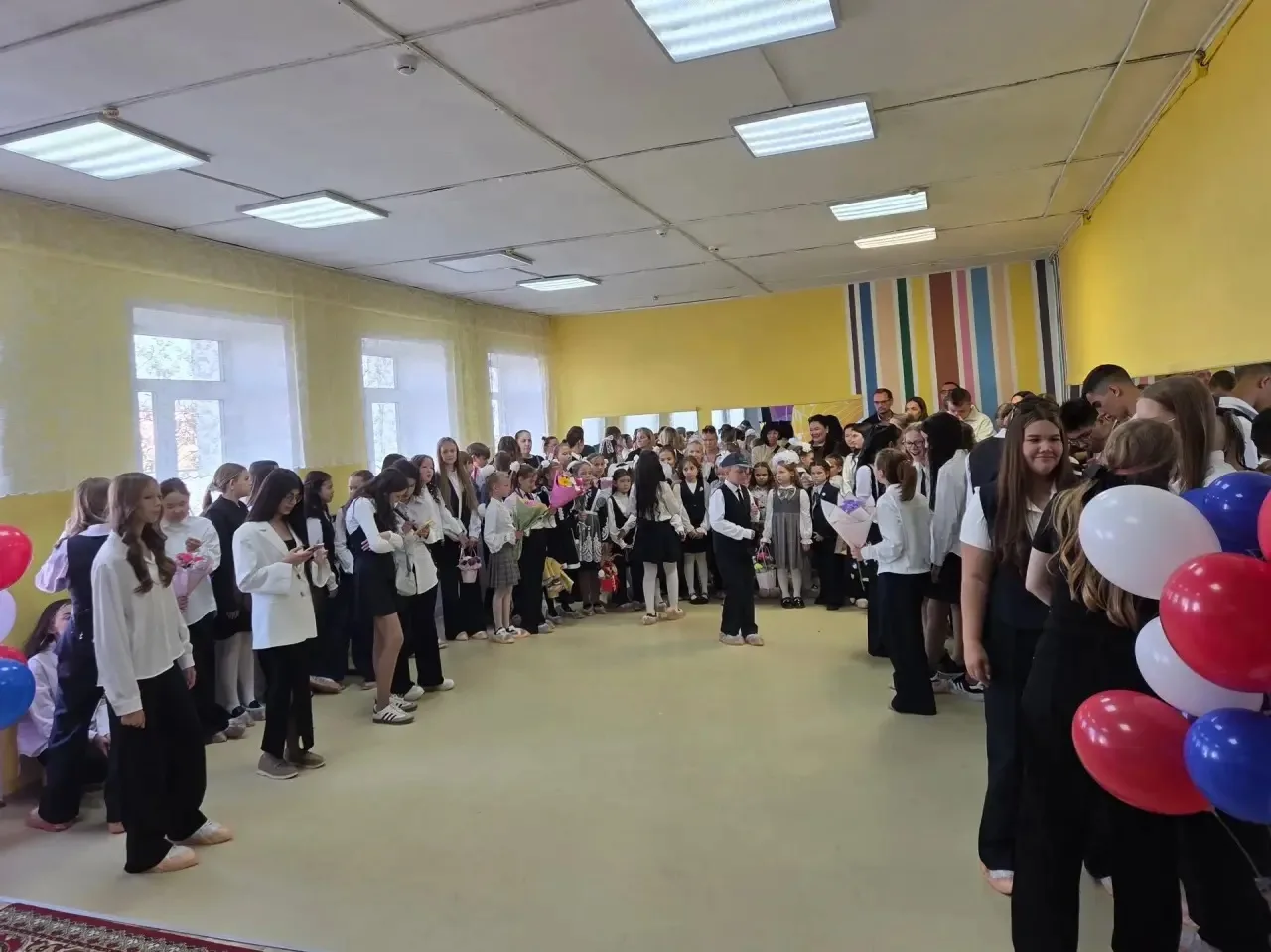 Торжественная линейка, посвященная Дню Знаний, прошла 1 сентября в детской школе искусс...