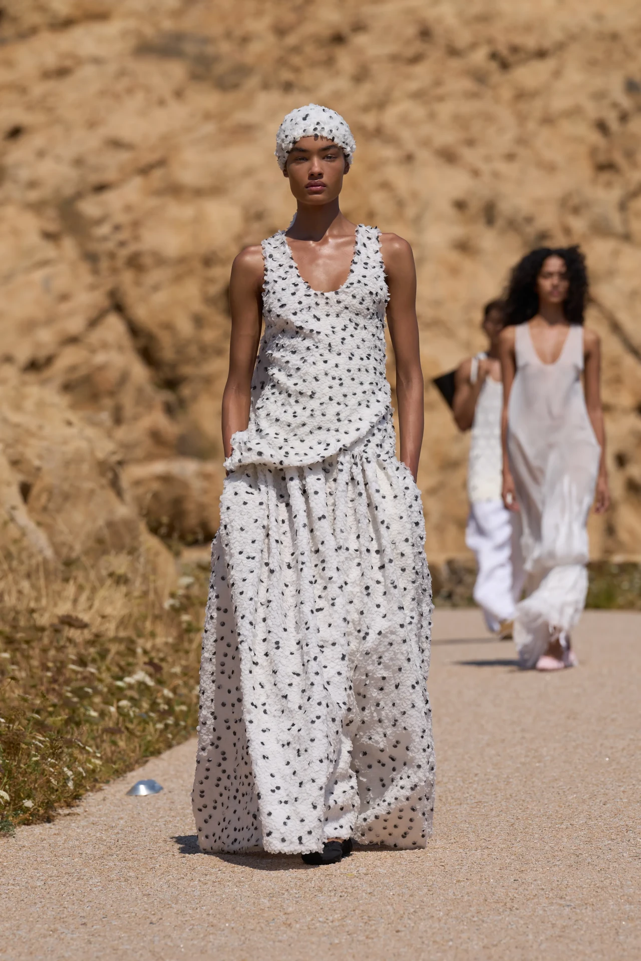 Привет, девочки ☀️Вчера прошел показ Jacquemus и сразу видна часть тенденций на будущее...