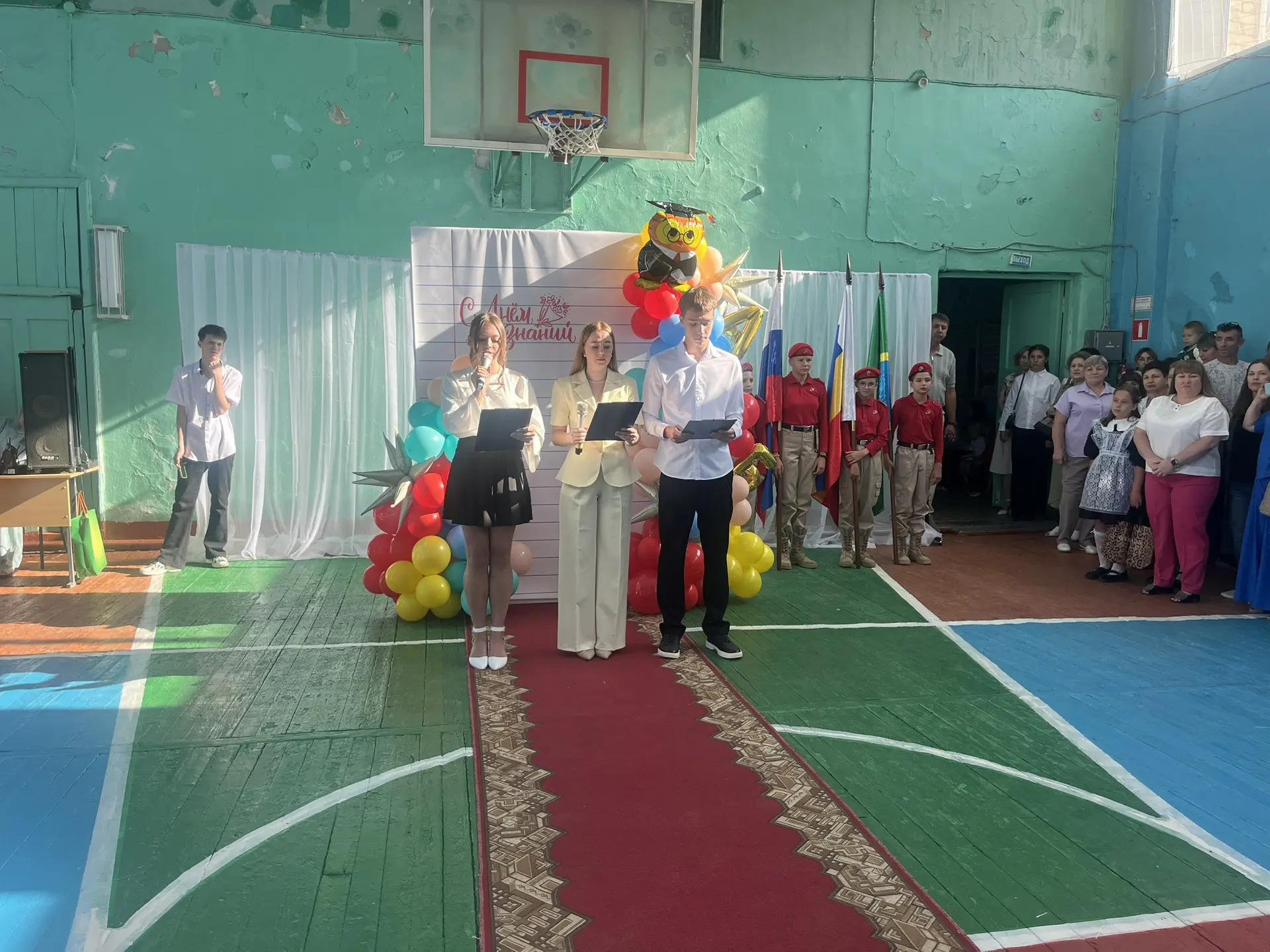 Сегодня школьный двор снова наполнился смехом, яркими букетами и радостными встречами п...