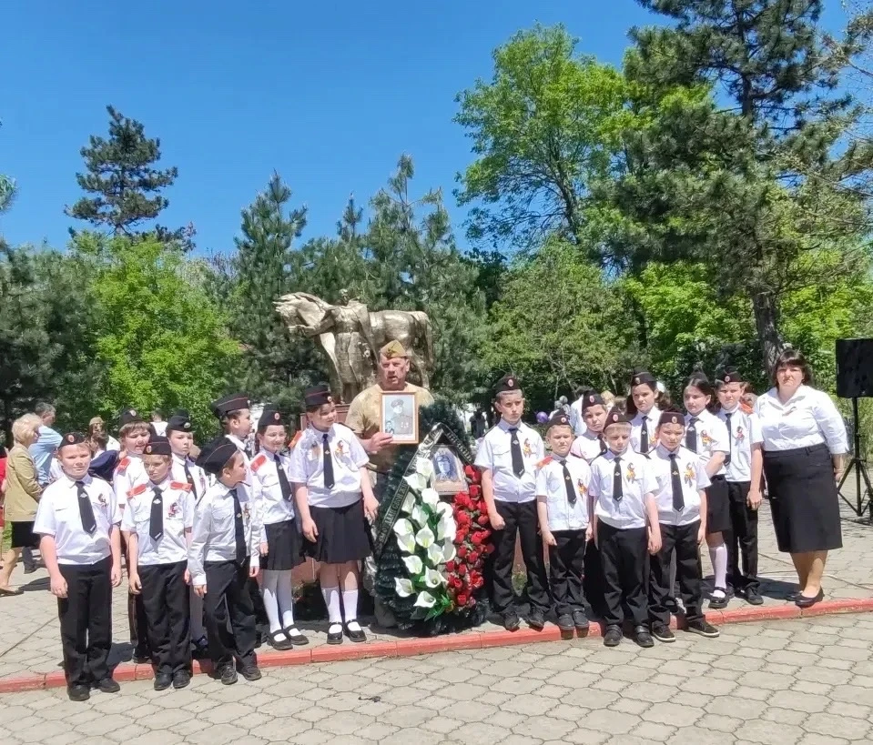 9 мая учащиеся объединения "Край, в котором хочется жить "с членом поискового отряда Ку...