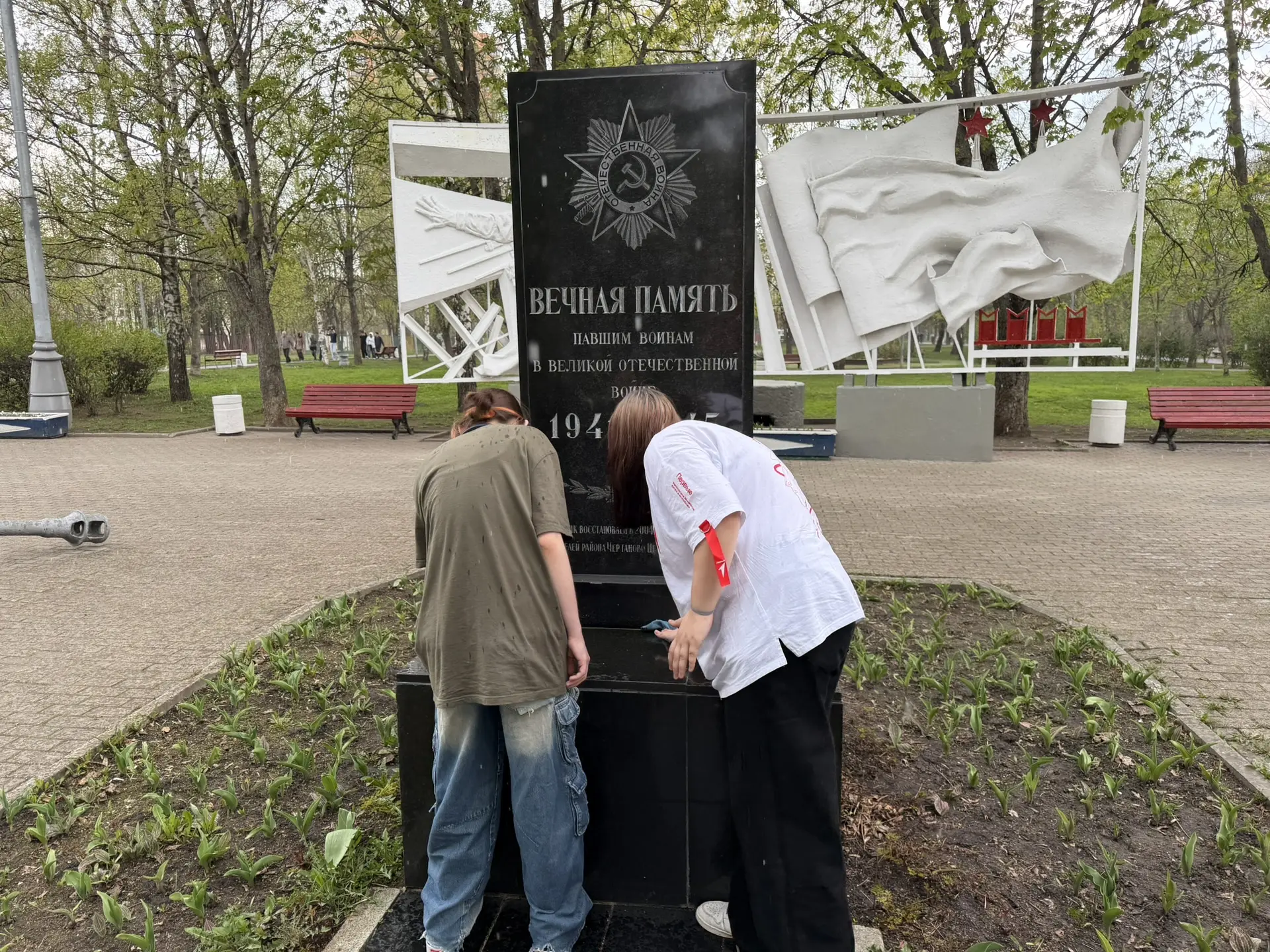 04 мая 2026 года в рамках общегородской мемориально-патронатной акции по уходу за памятниками, мемор