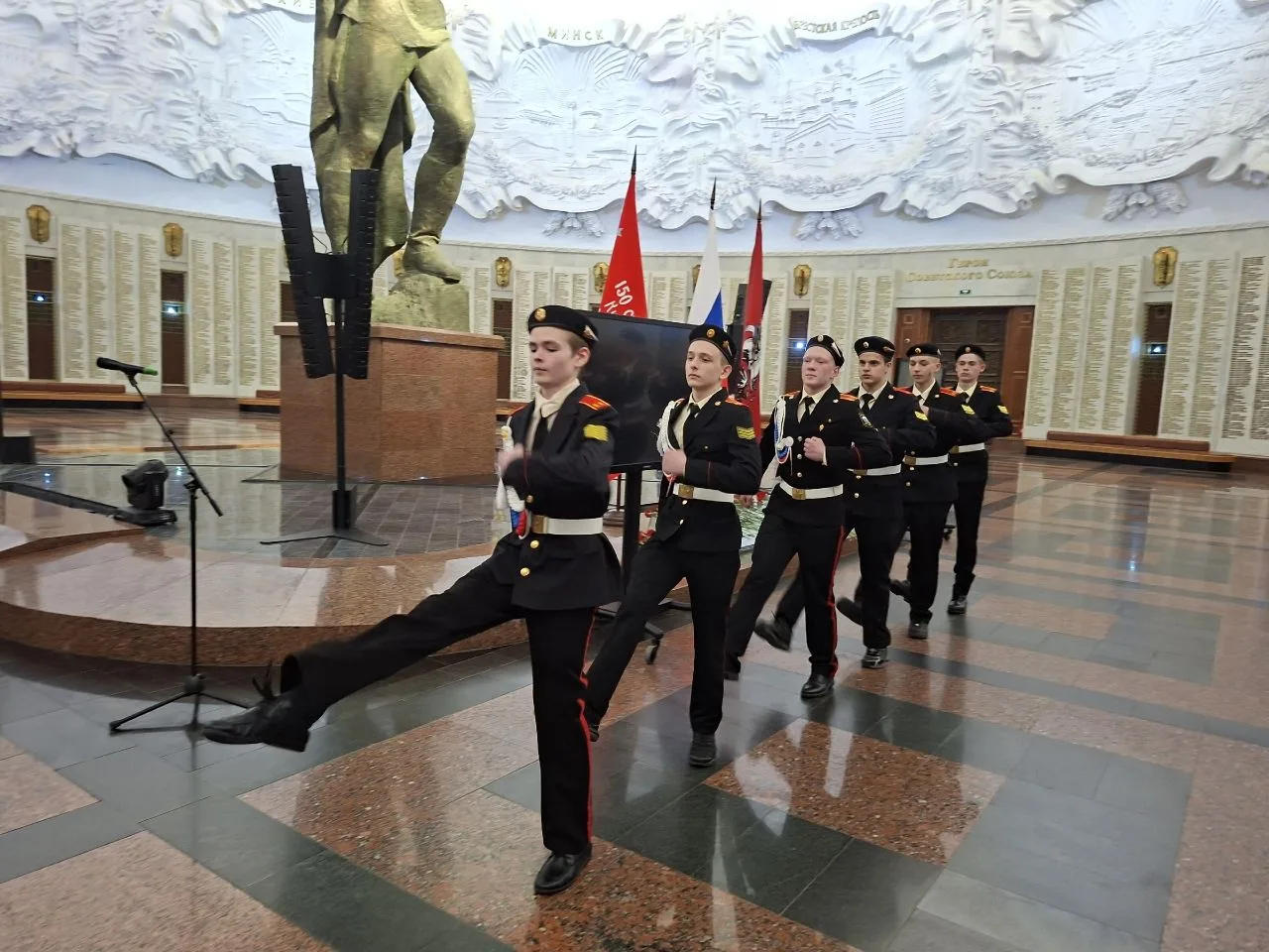 27 апреля кадеты МОУ Синьковской СОШ №1 почтили память героев в Музее Победы  Сегодняшний день стал 