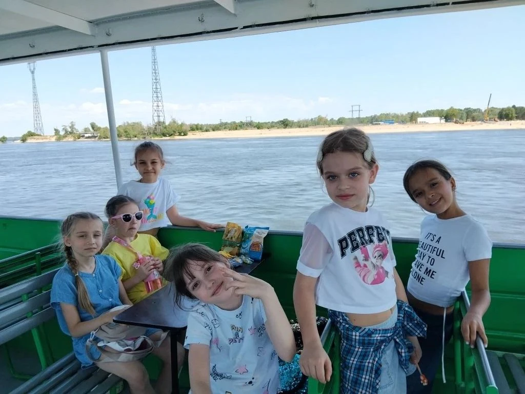 Невероятное путешествие 2 А            Репортаж с борта теплохода ⛴  22 мая 2 А класс вместо привычн
