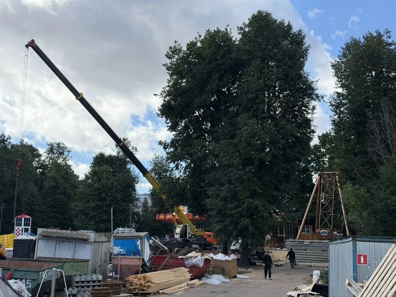 В городском саду устанавливают новые аттракционы.