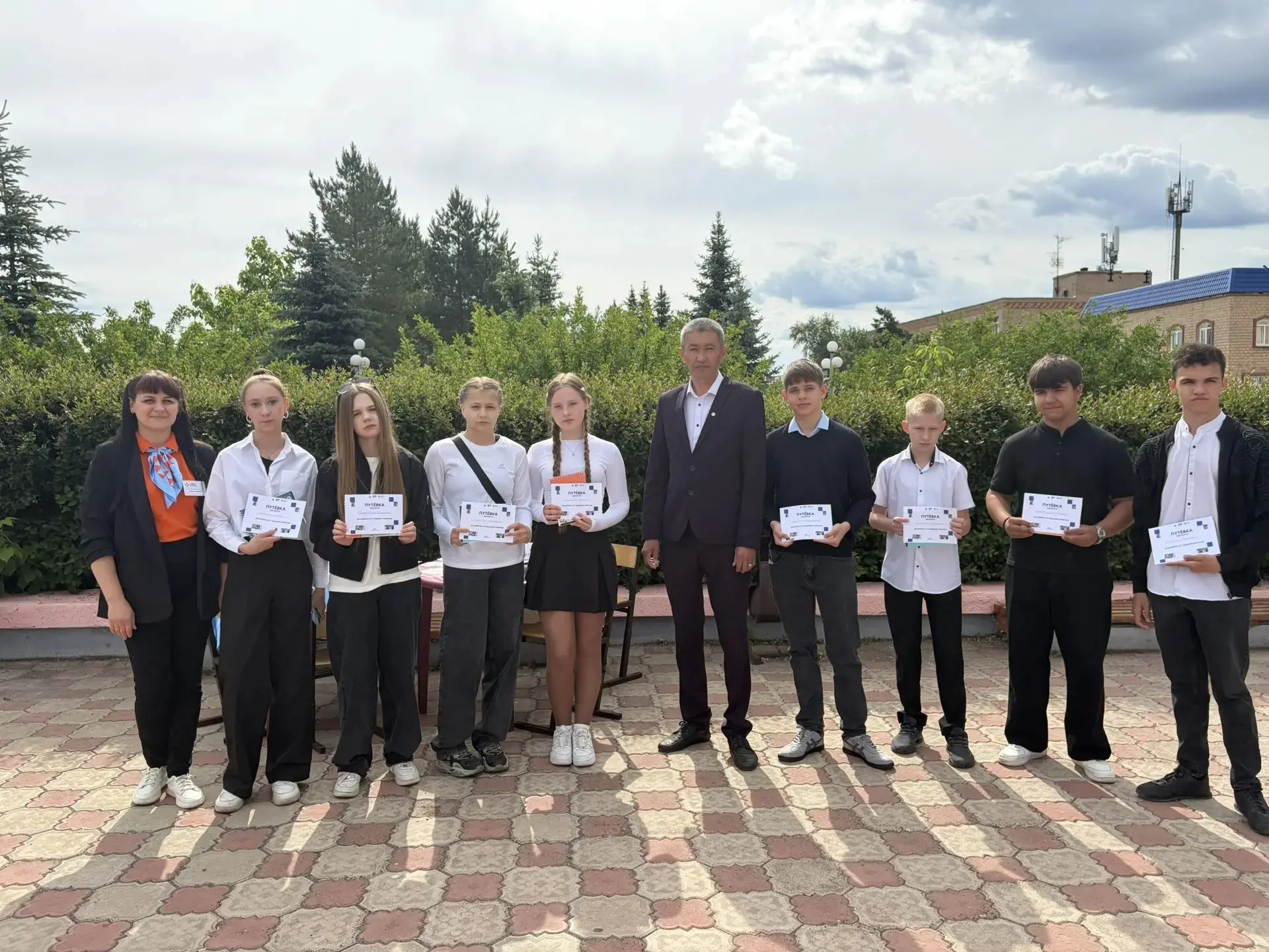 💫 1 июня в селе Сакмара отметили День защиты детей — и у нас отличные новости для подростков!

Руко