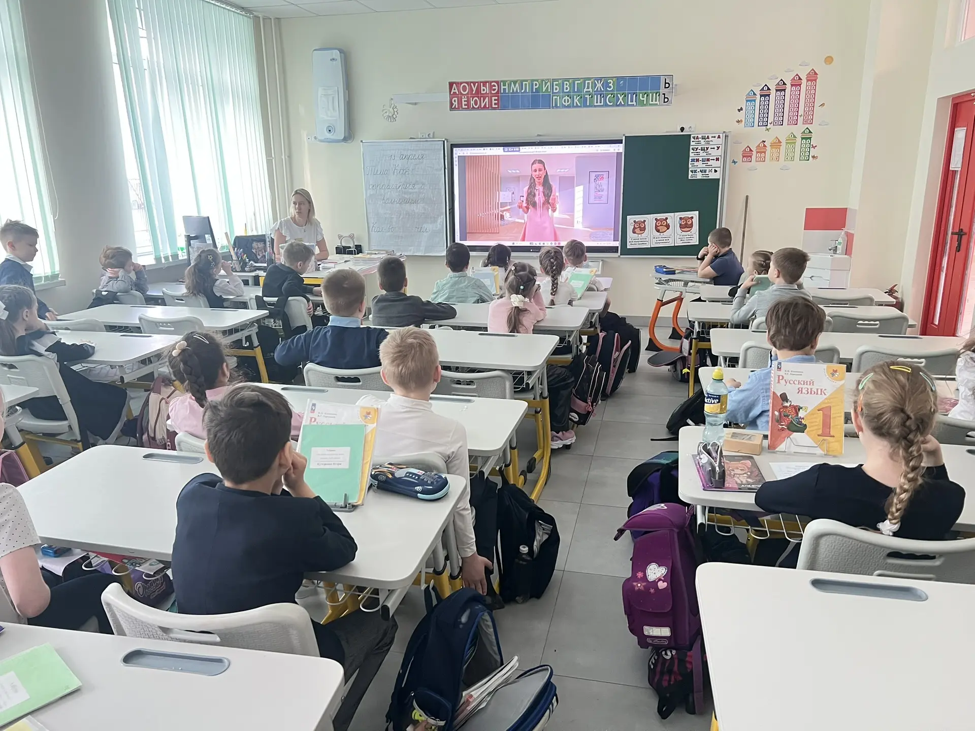 🇷🇺Сегодня, 13 апреля, понедельник. Начало новой учебной недели в нашей школе традиционно ознаменовал