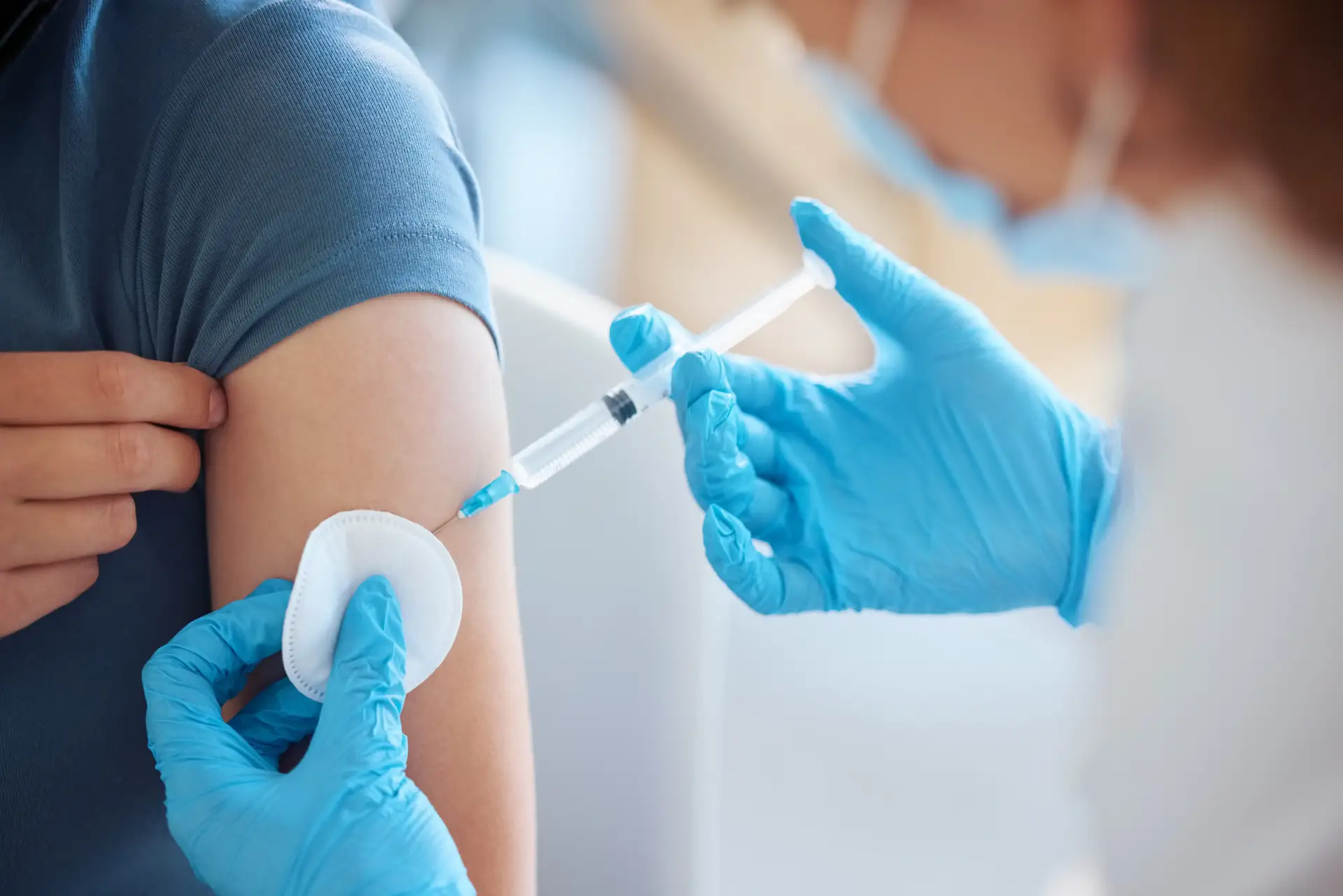 💉В Тюмени и Тюменском округе проводится вакцинация жителей подтопленных территорий от ...