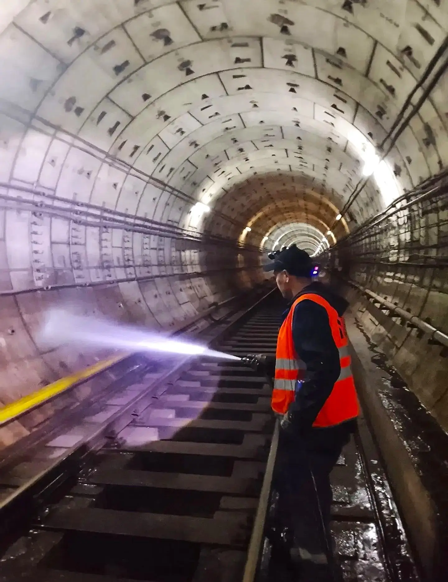 🚇✨ За последние две недели в Казанском метрополитене промыто более 9.6 км тоннелей