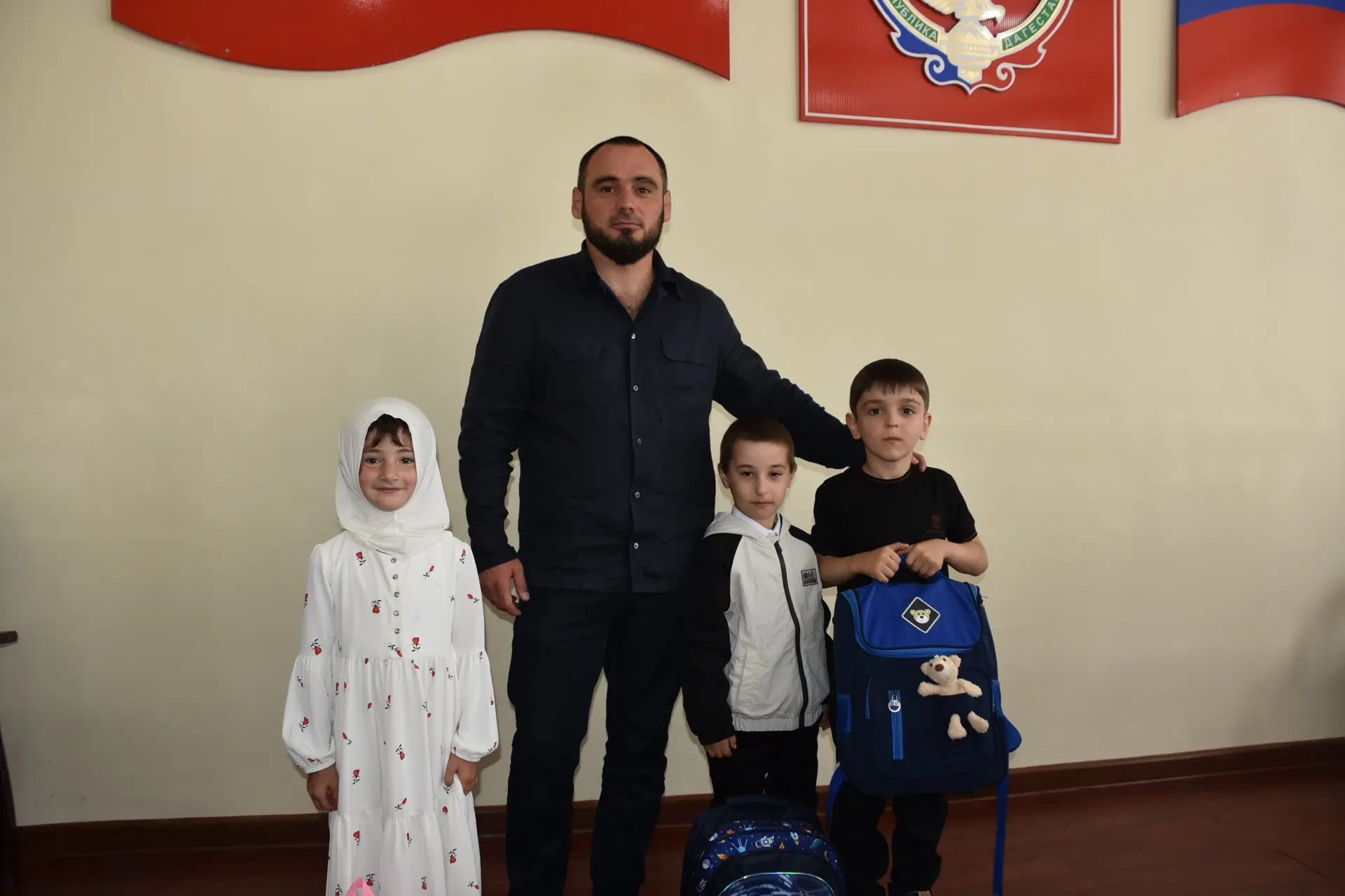 🎒 Благотворительная акция «Собери ребёнка в школу» прошла в Акушинском районе