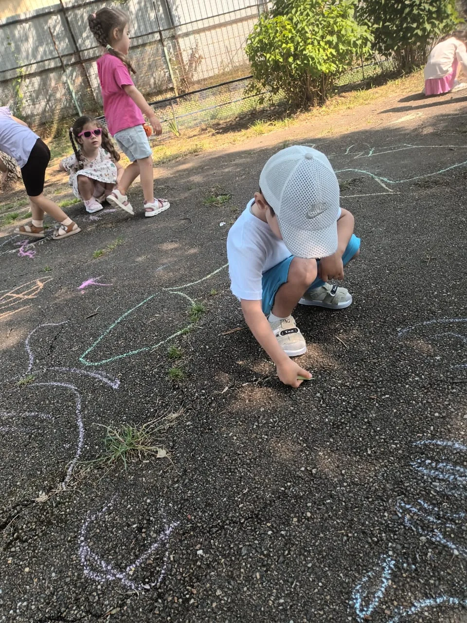 Занятия по рисованию в основном проходят на свежем воздухе. 🙂☀️ Дети с огромным удовол...
