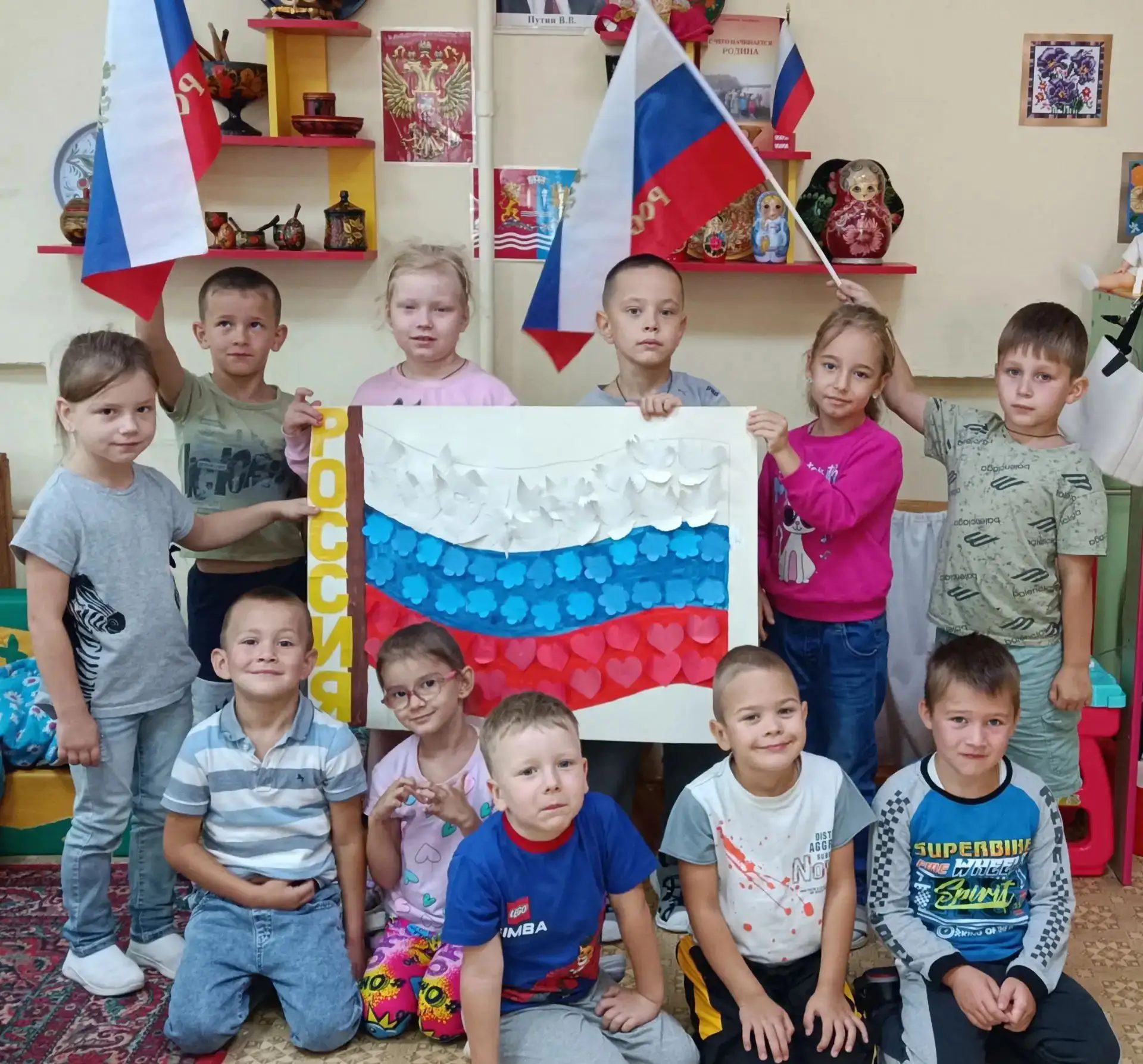 🇷🇺В детских ручках — маленький флажок.